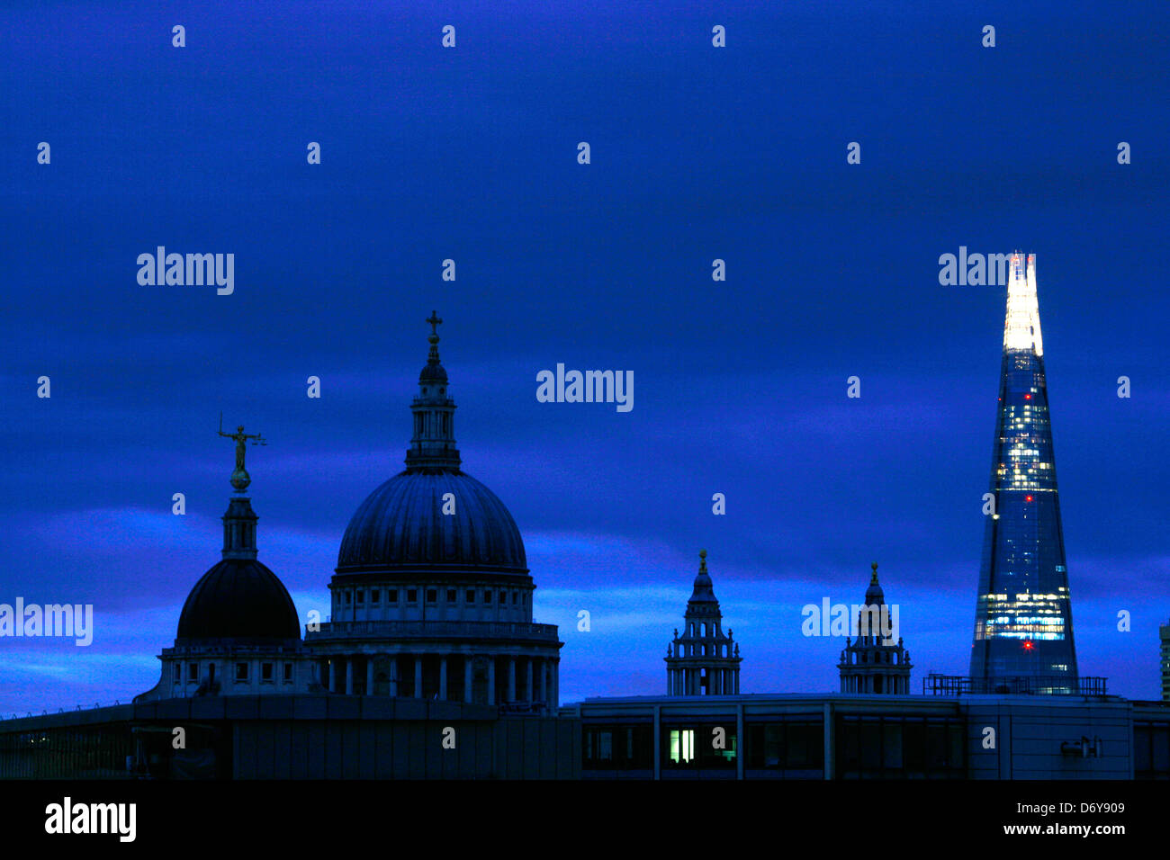 Skyline-Blick in der Morgendämmerung des Old Bailey, St. Pauls Cathedral und der Shard, City of London, UK Stockfoto