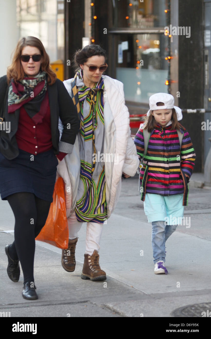 Isländische Sängerin Björk und ihre Tochter Isadora gelten, zu Fuß in