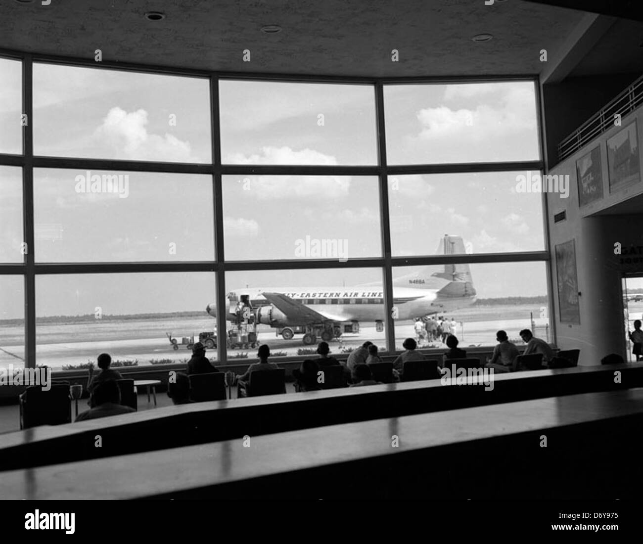 Ein Foto vom Byrd Airport Terminal in Richmond, Virginia, aus dem Jahr 1956. Das Terminal wird mit Flugzeugen der Eastern Airlines gezeigt, einschließlich des Martin 404, das die Luftfahrtlandschaft der Stadt Mitte des 20. Jahrhunderts widerspiegelt. Stockfoto