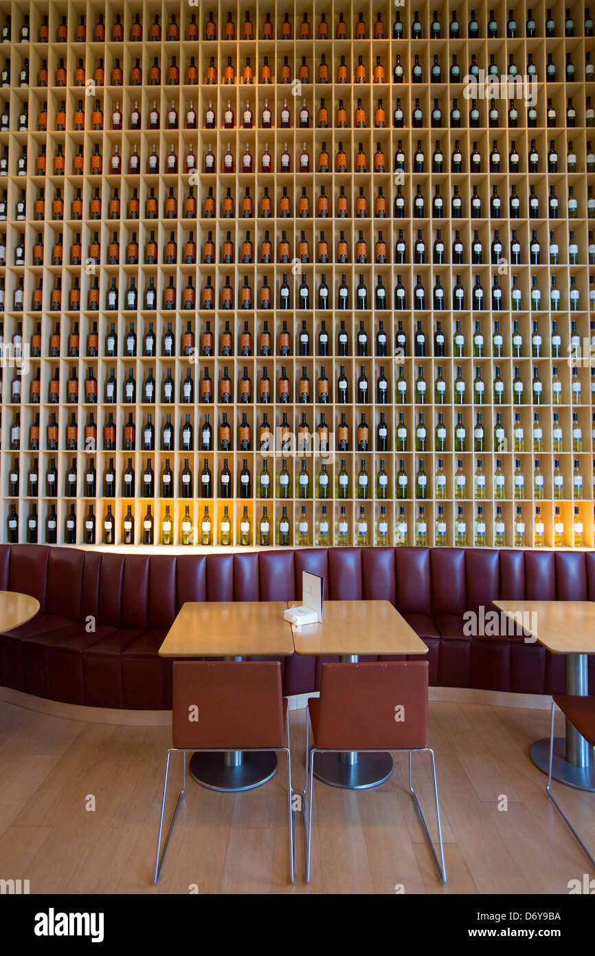 Die stilvolle Bar im Hotel Marques de Riscal entworfen von dem Architekten Frank O Gehry in Elciego Rioja-Alavesa Gebiet Spaniens Stockfoto