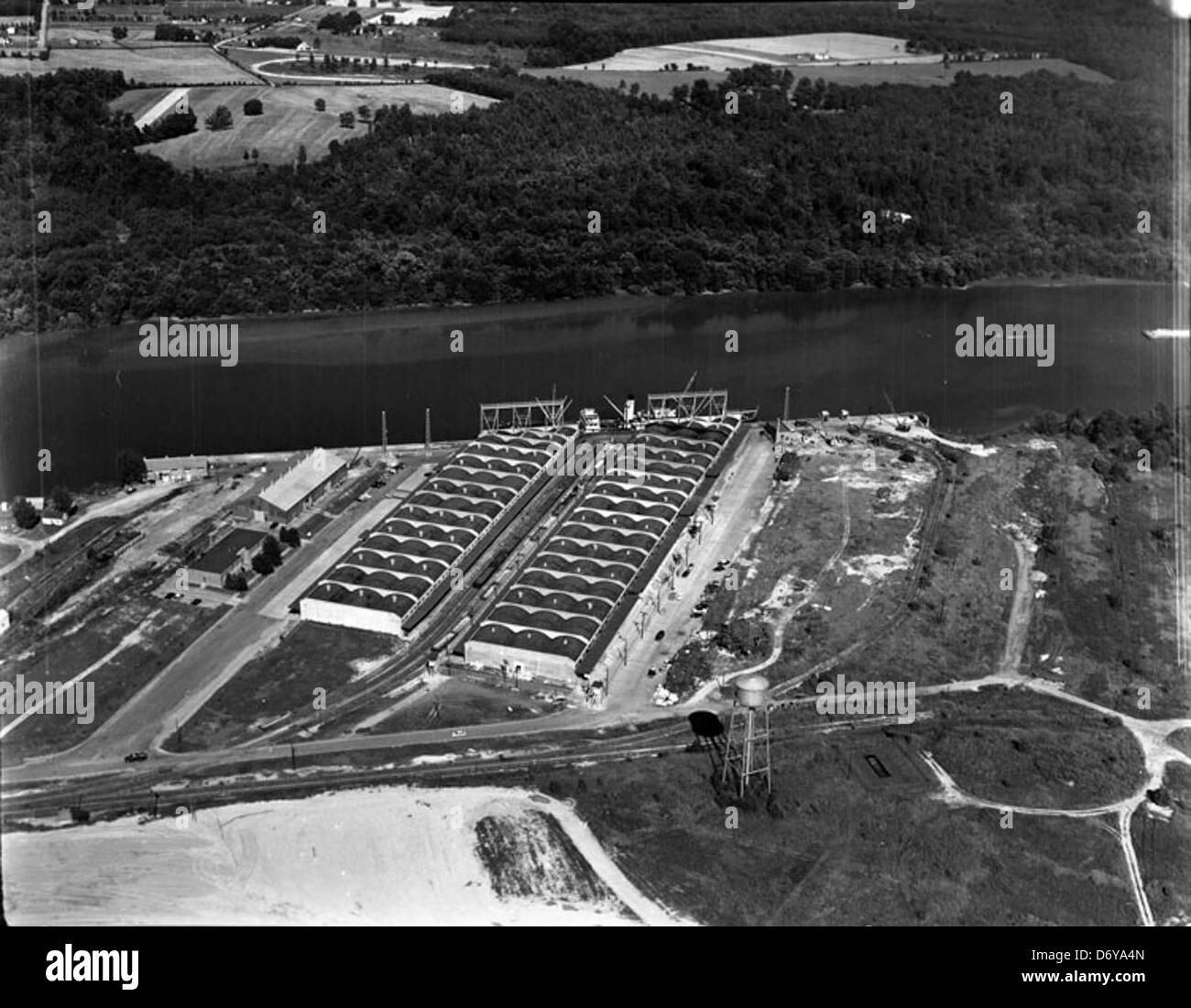 Ein Luftbild aus dem Jahr 1957, das einen nicht identifizierten Standort im Chesterfield County, Virginia, möglicherweise im Deepwater Terminal Area, zeigt, aufgenommen von Adolph B. Rice Studio. Stockfoto
