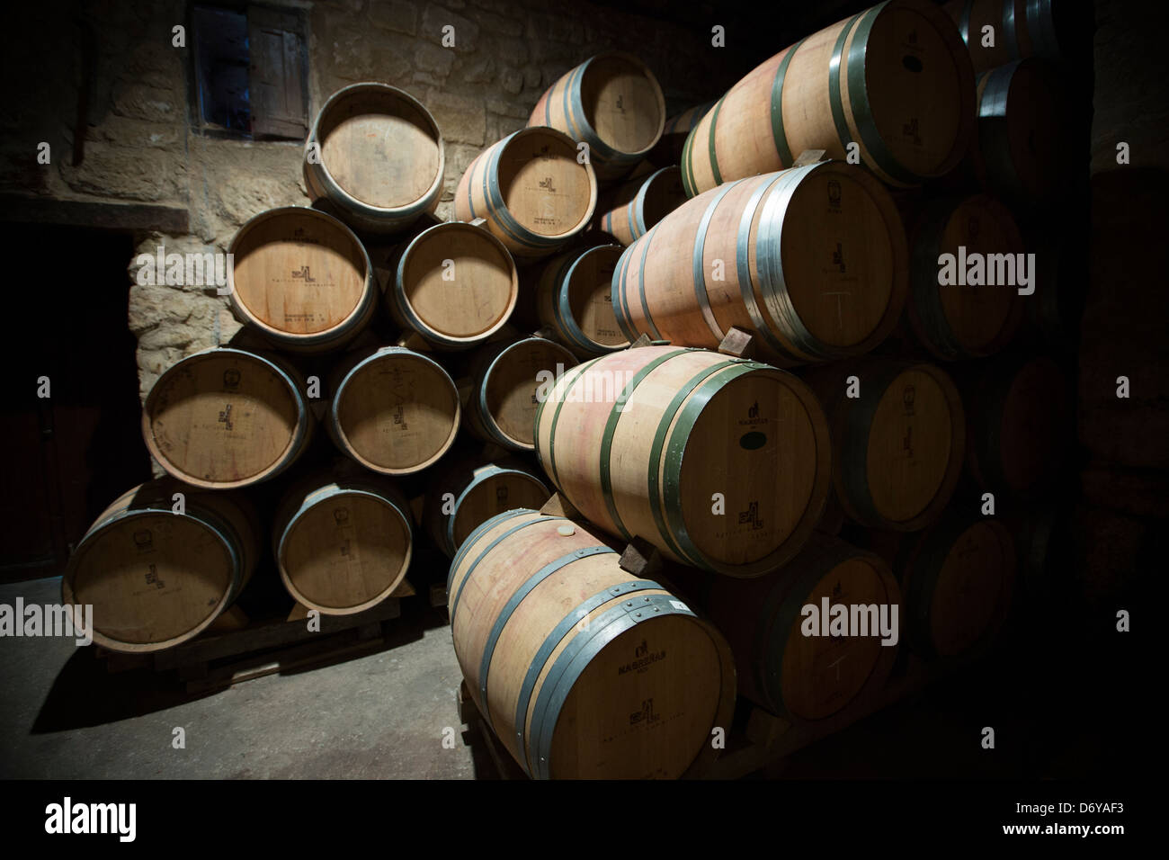 Rioja-Wein in amerikanischen Eichenfässern in Höhle bei Bodegas Agricola Bastida in Rioja-Alaveda Region Baskenland, Spanien Stockfoto