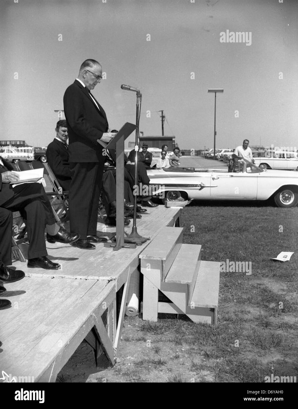 Dieses Foto von 1961 zeigt die Einweihungszeremonie im Bürgerkrieg am Byrd Airport (heute Richmond International Airport) in Richmond, Virginia. Es erinnert an die Opfer, die während des Bürgerkriegs gebracht wurden, und unterstreicht die Bedeutung der Gedenkfeier in der Region. Stockfoto