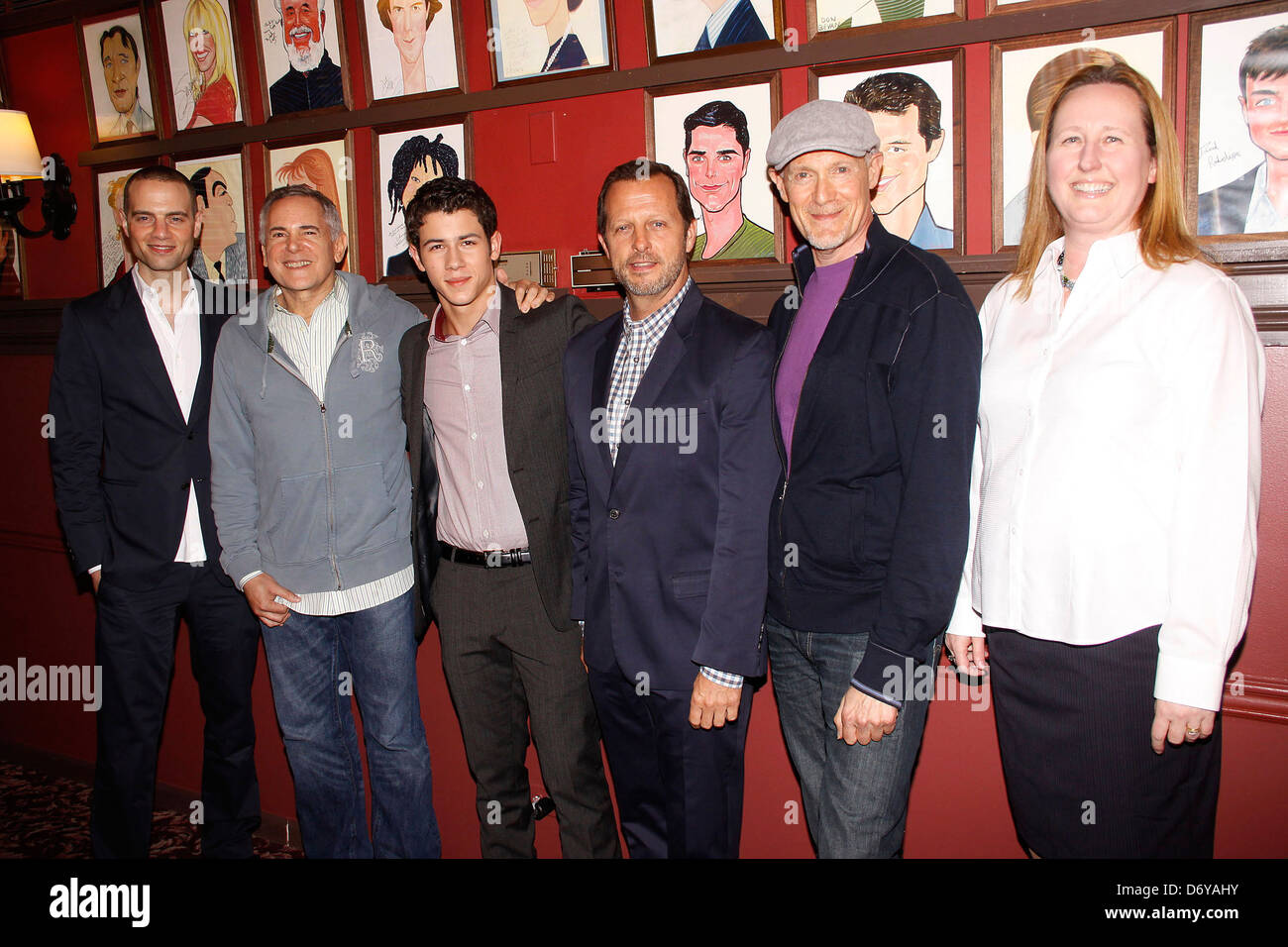 Jordan Roth, Craig Zadan, Nick Jonas, Rob Ashford, Neil Meron und Beth Williams Presse Konferenz Ankündigung Nick Jonas als die Stockfoto