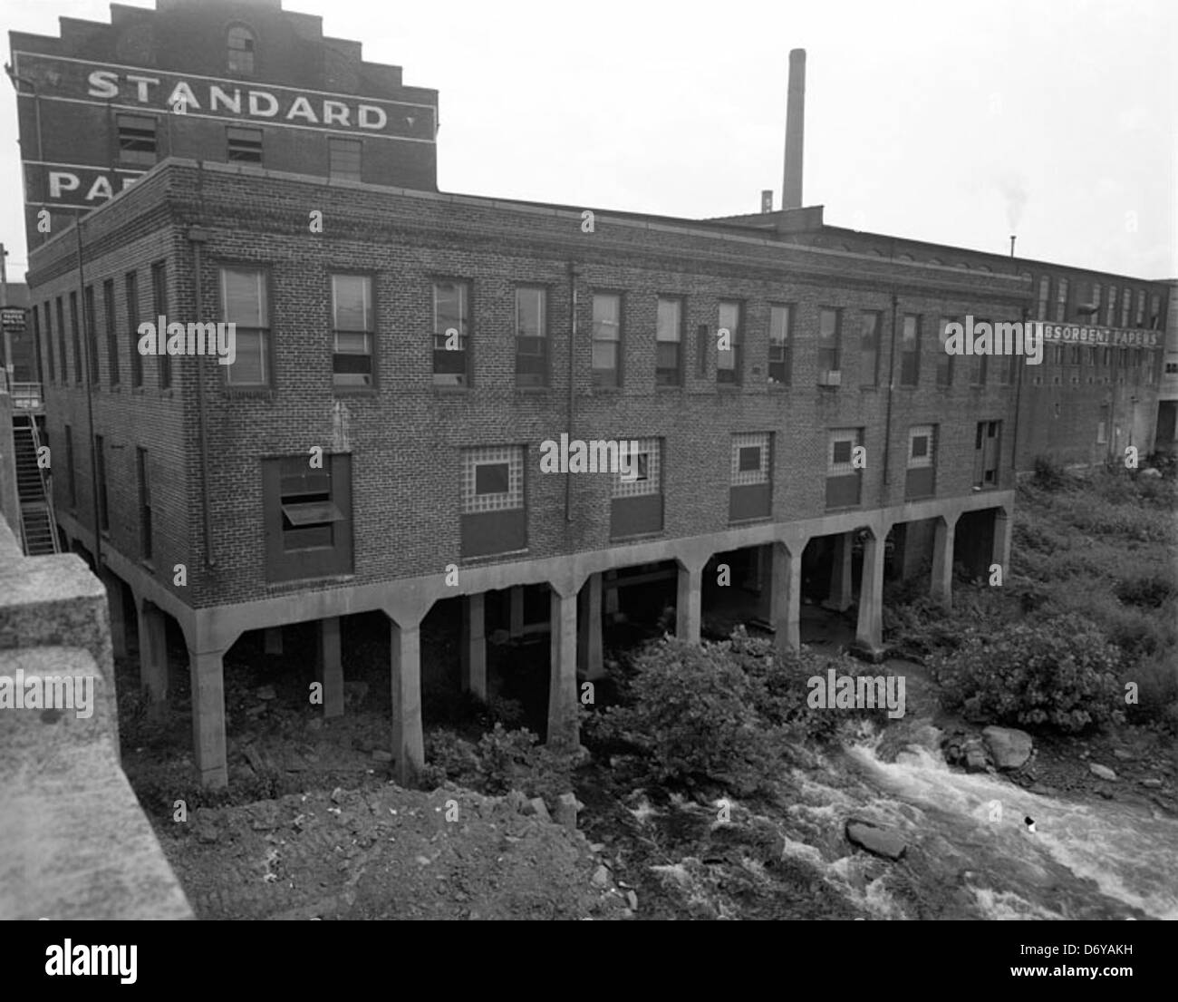 Dieses Foto zeigt die Erweiterung des Gebäudes der Standard Paper Company an der Hull Street in Richmond, Virginia, das 1961 aufgenommen wurde. Die Erweiterung des Gebäudes spiegelt das Wachstum des Unternehmens und die Industrielandschaft des Gebiets während dieser Zeit wider. Stockfoto