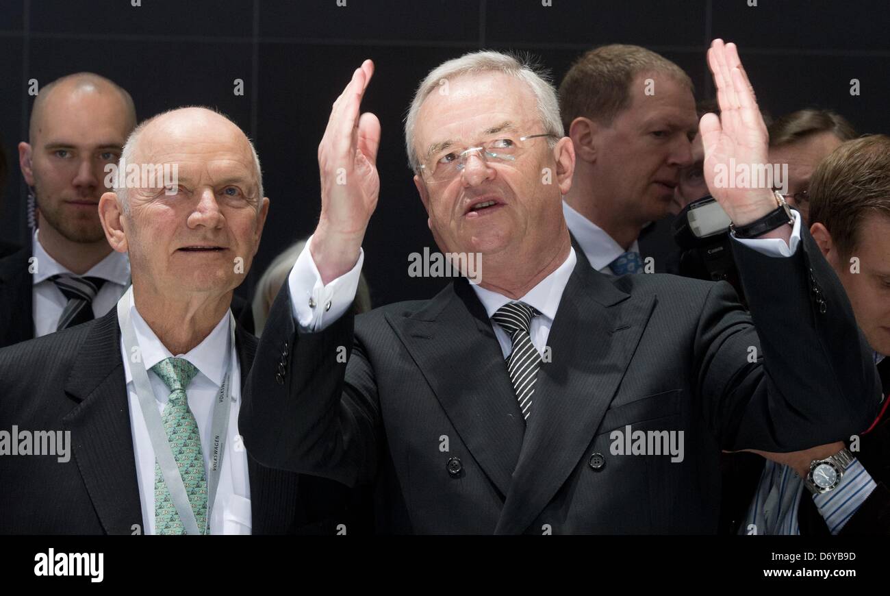 Volkswagen (VW) Vorsitzender des Aufsichtsrats, Ferdinand Piech (L) und Vorstandsvorsitzender Martin Winterkorn Chat Befor der VW Hauptversammlung in Hannover, 25. April 2013. Foto: JULIAN STRATENSCHULTE Stockfoto