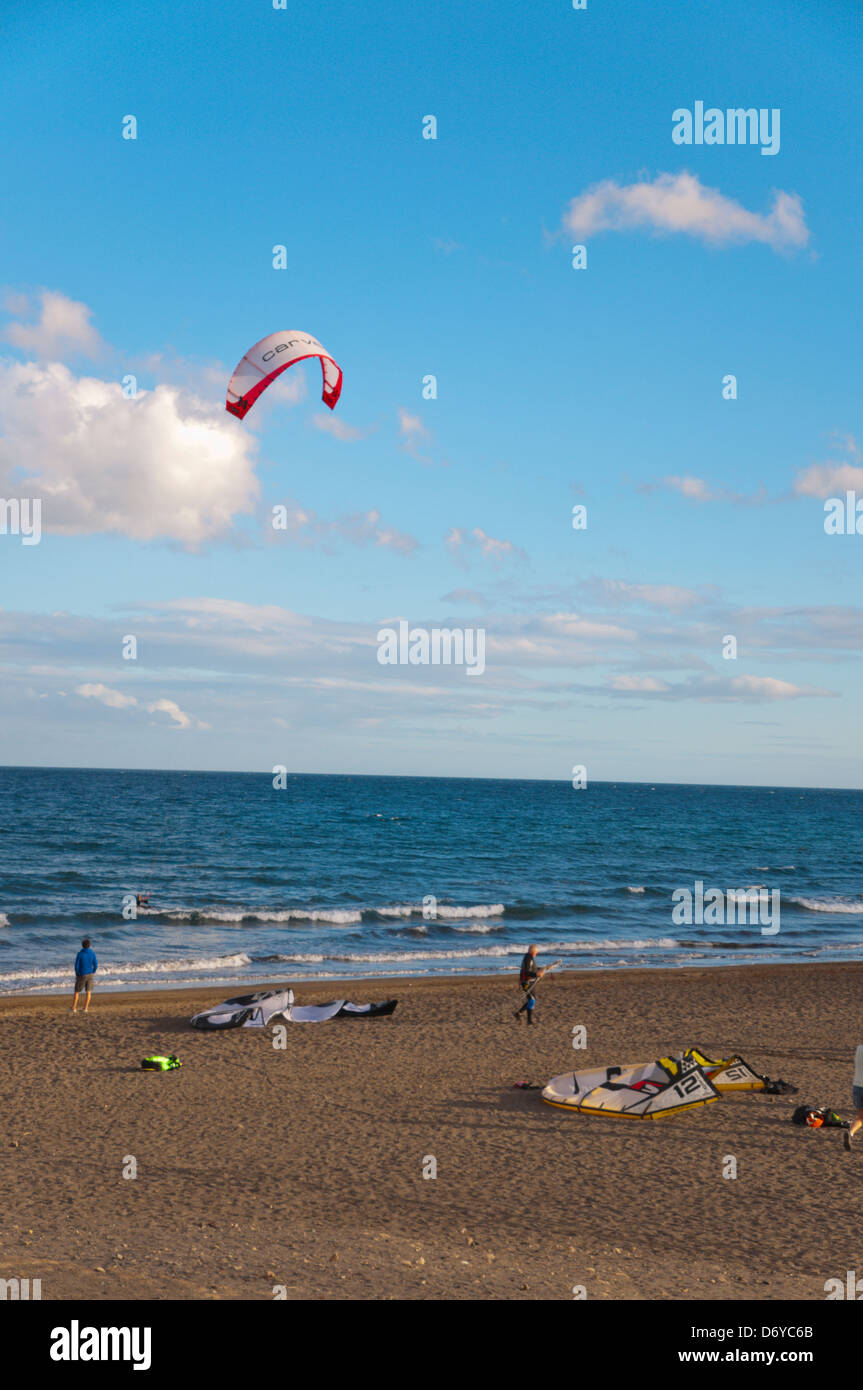 Menschen fliegen Drachen El Medano Stadt Teneriffa Insel der Kanarischen Inseln-Spanien-Europa Stockfoto