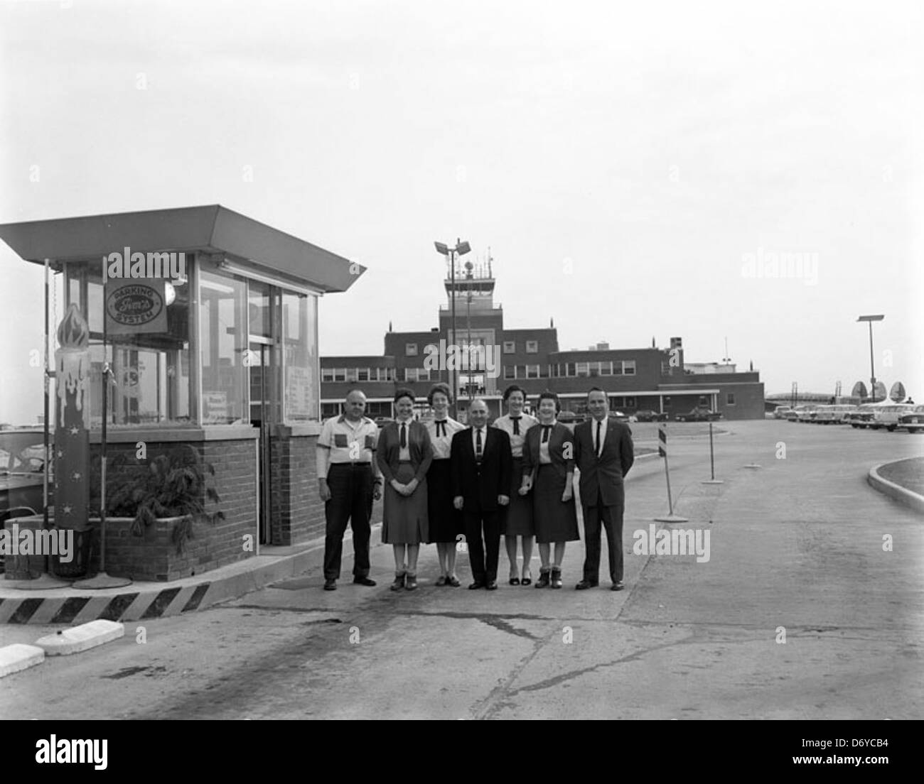 Dieses Foto aus dem Jahr 1959 zeigt eine Gruppe von Menschen an einem Flughafen in Richmond, Virginia, mit einem Lockheed Constellation Flugzeug im Hintergrund. Das Bild zeigt die Rolle des Flugreisens in Amerika Mitte des 20. Jahrhunderts. Stockfoto