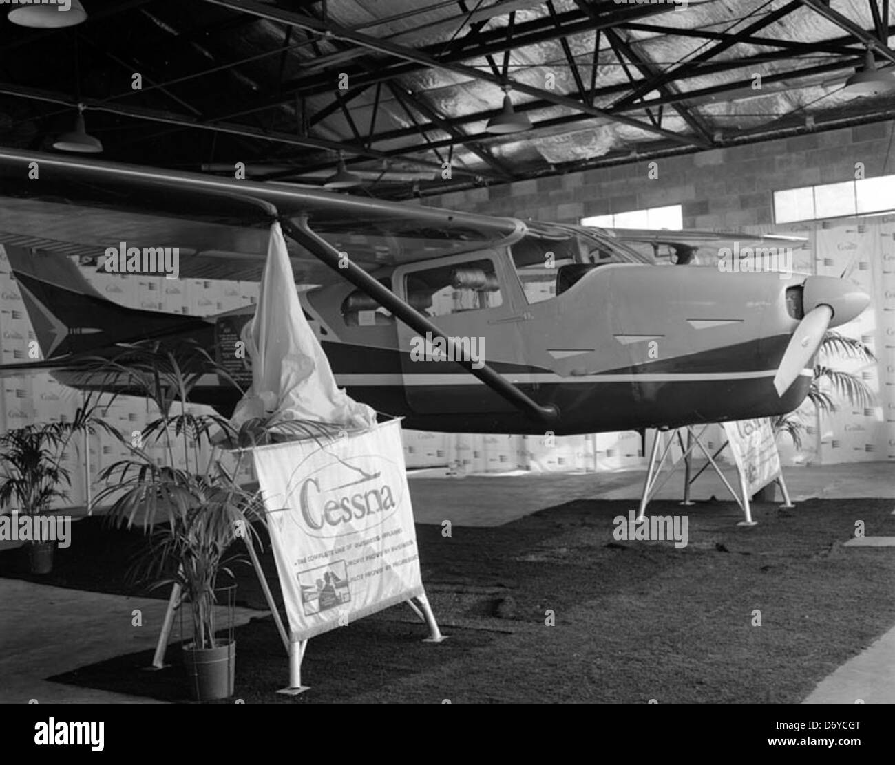 Eine Luftfahrt-Ausstellung aus den 1960er Jahren am Northfield Airport in Richmond, Virginia, die Cessna Aircraft zeigt. Die Ausstellung zeigt die Rolle der privaten Luftfahrt und das wachsende Interesse am Freizeitfliegen während dieser Zeit, mit einem Schwerpunkt auf Cessna-Flugzeugen. Stockfoto