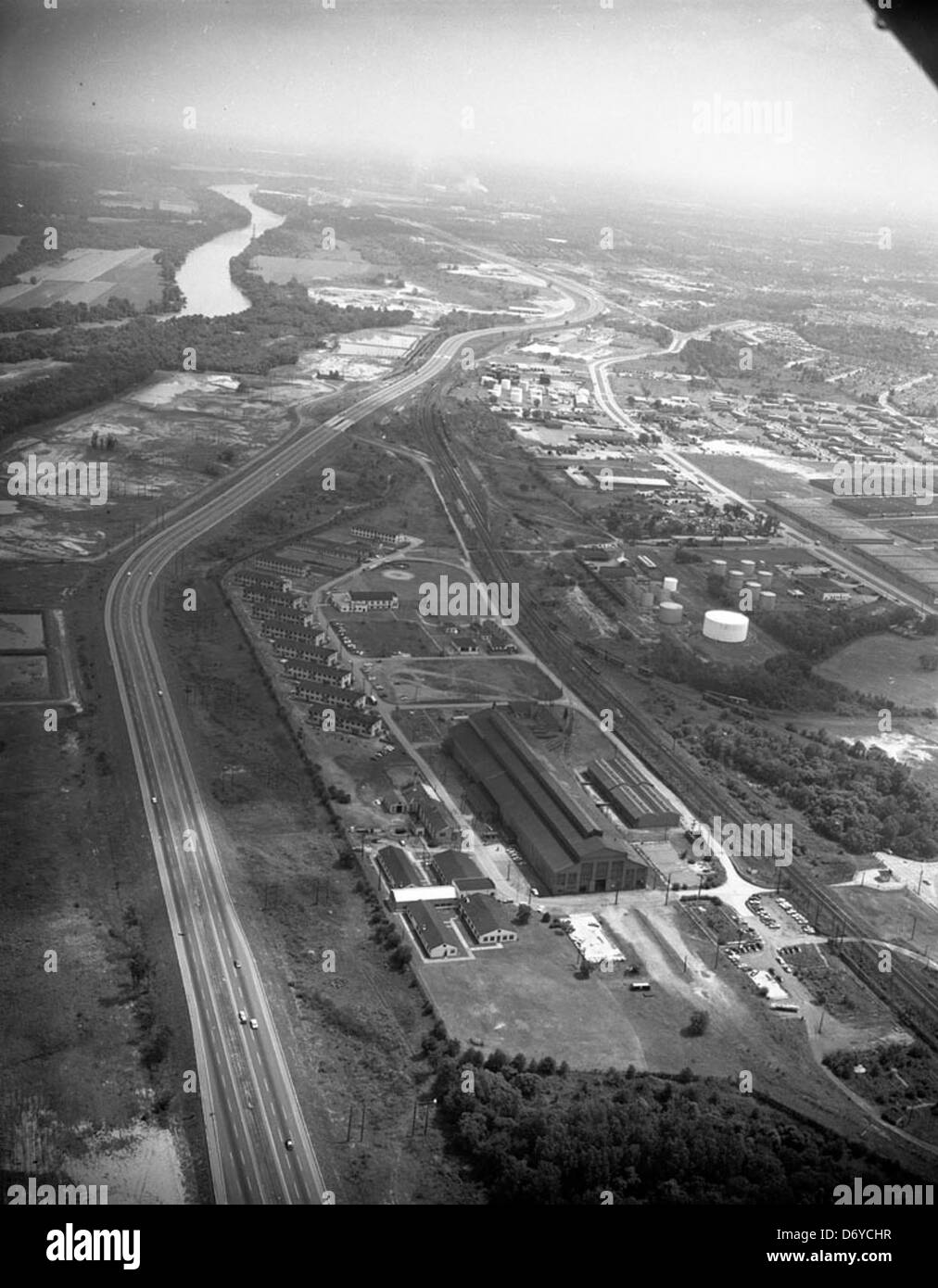 Luftaufnahme des Flughafenbereichs von Byrd Field mit einem Dieselgehäuse, aufgenommen von Adolph B. Rice Studio. Das Bild, das Teil der Sammlung der Library of Virginia ist, zeigt die Entwicklung der Luftfahrtinfrastruktur von Richmond. Stockfoto