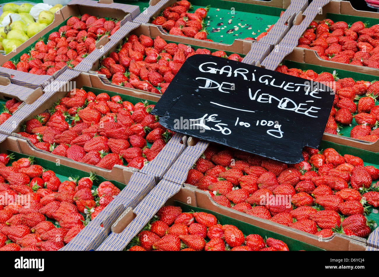 Kisten mit Erdbeeren Gariguette Stockfoto