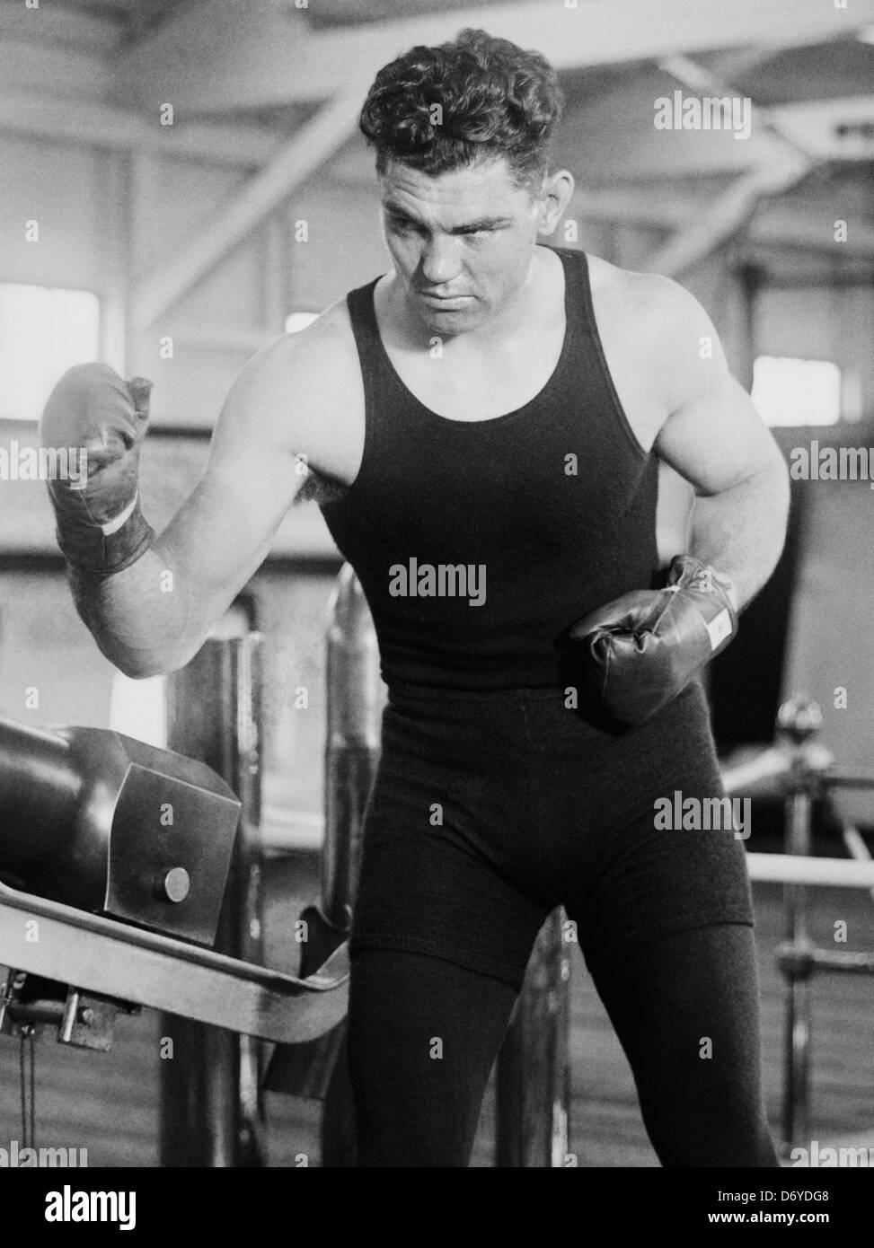 Oldtimer-Foto von Boxer Jack Dempsey (1895 – 1983) – Dempsey, bekannt als „der Manassa Mauler“, war von 1919 bis 1926 Weltmeister im Schwergewicht. Foto ca. 1920 – 1925. Stockfoto