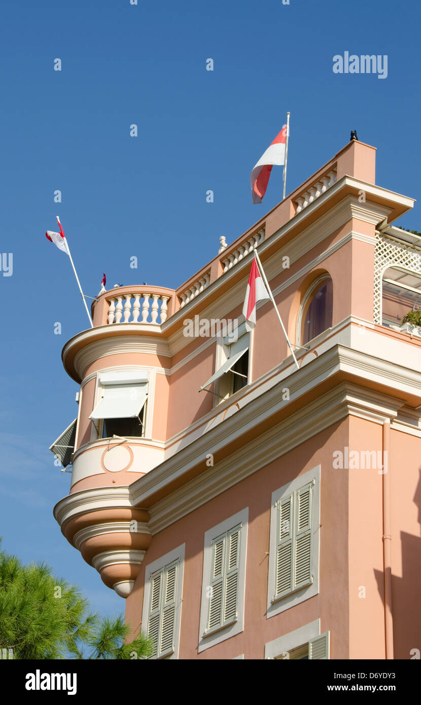 Privathaus mit festlichen Fahnen am Nationalfeiertag, Monte Carlo, Monaco Stockfoto