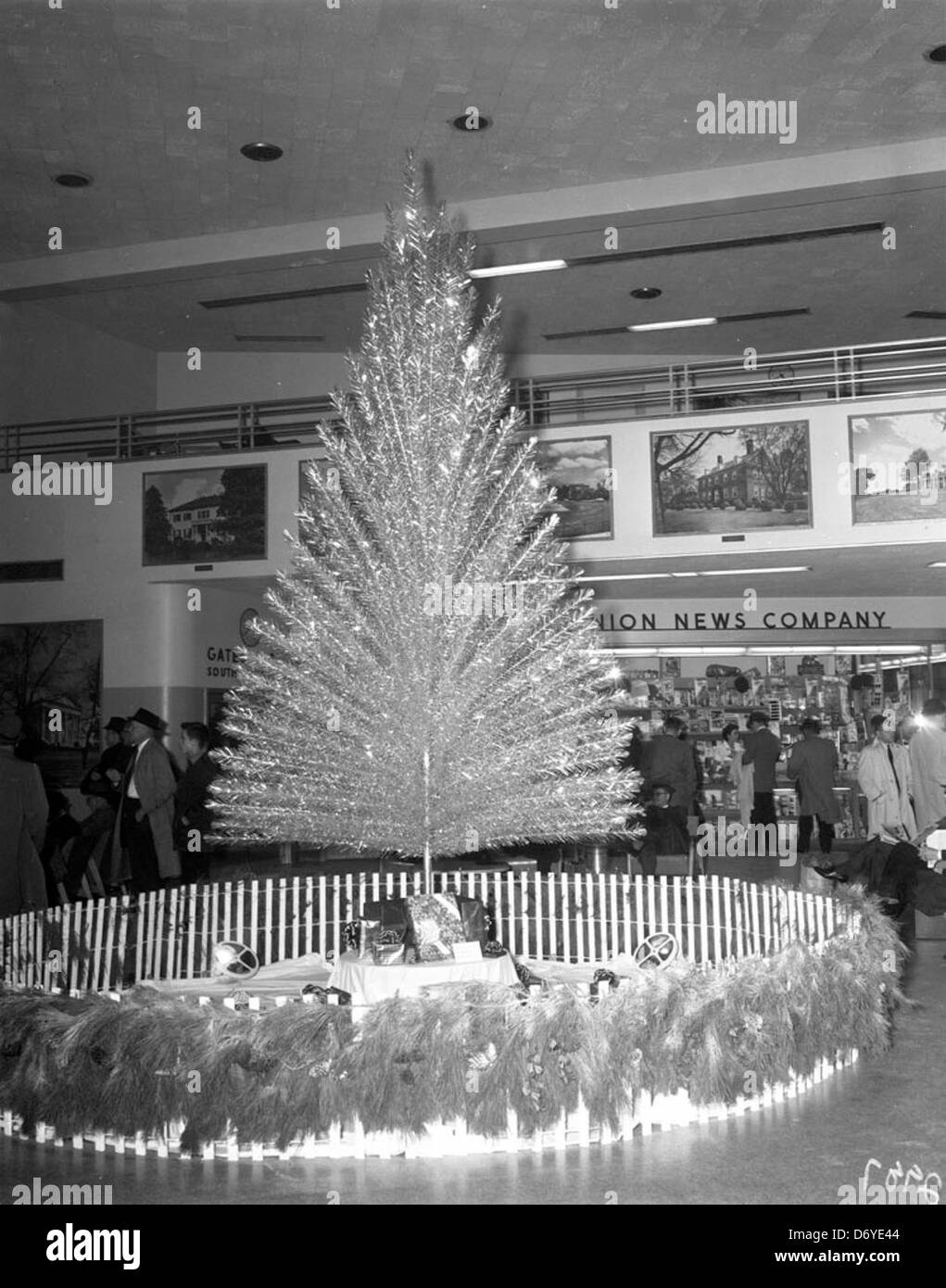 Die jährliche Weihnachtsbaumbeleuchtung am Byrd Airport in Richmond, Virginia, fand in Zusammenarbeit mit dem Adolph B. Rice Studio statt. Die Veranstaltung ist eine bemerkenswerte Urlaubstradition am Byrd Field, auch bekannt als Richmond International Airport, und dient als saisonaler Höhepunkt für die Gemeinde. Stockfoto