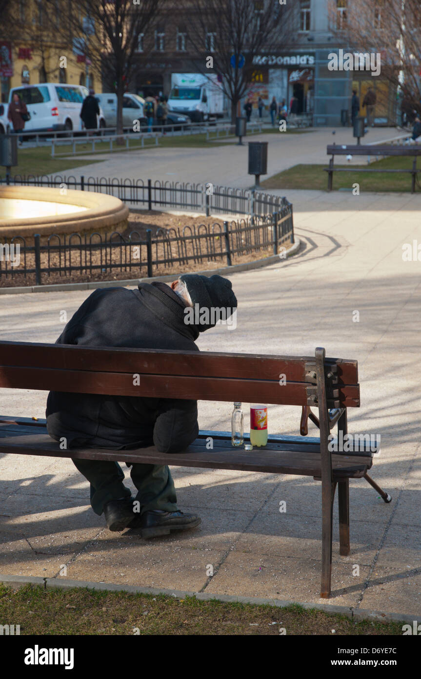 Betrunkener Mann schlafen Tylovo Namesti Platz Vinohrady Bezirk Prag Tschechische Republik Europa Stockfoto