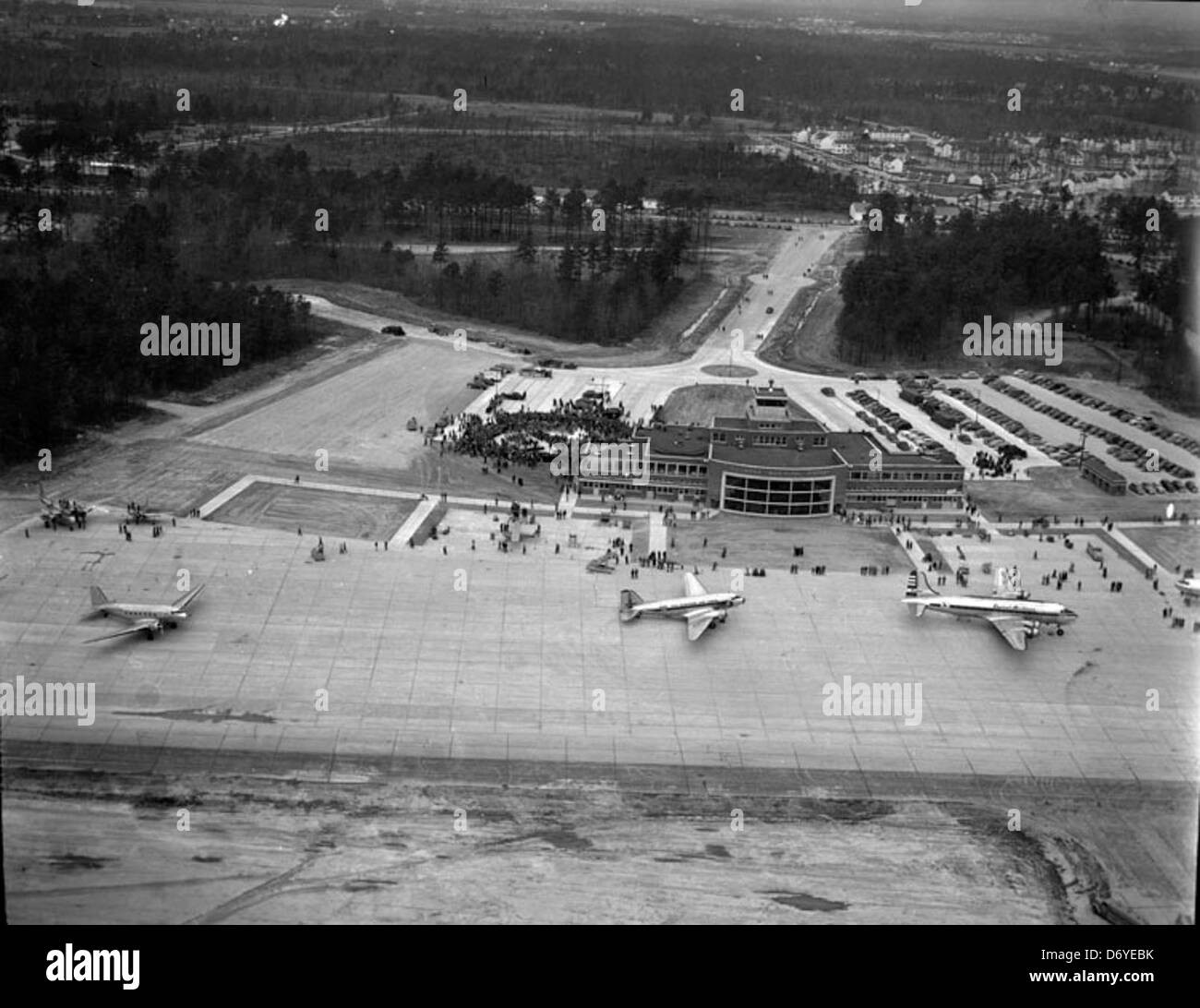 Ein Vintage-Foto, aufgenommen von Adolph B. Rice Studio am Byrd Field (heute Richmond International Airport), mit Flugzeugen wie der DC-3 und DC-4, einschließlich Flugzeugen von Delta Air Lines und Eastern Air Lines. Stockfoto