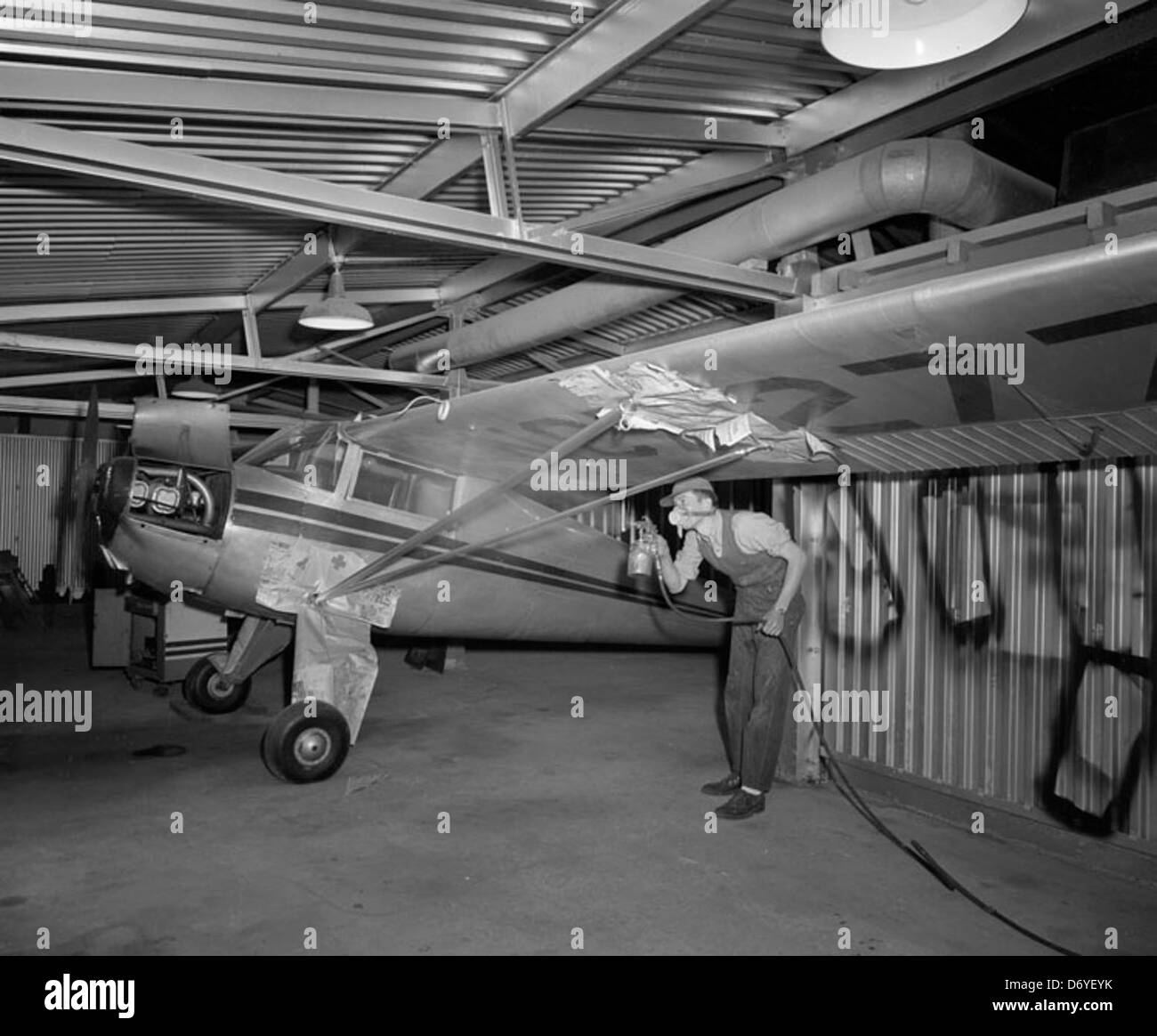 Ein Foto von Adolph B. Rice Studio vom Northfield Airport in Richmond, Virginia, mit einem Flugzeugpropeller und einem Maskenspray. Das Bild zeigt die Flugausrüstung, die Mitte des 20. Jahrhunderts auf dem lokalen Flughafen verwendet wurde. Stockfoto