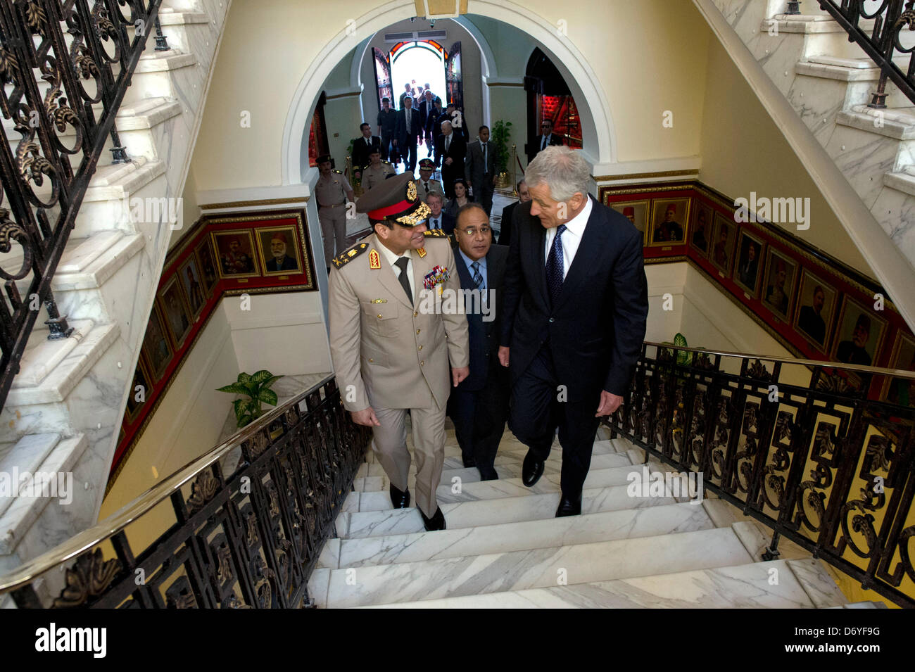 US-Verteidigungsminister Chuck Hagel geht mit ägyptischen Minister für Verteidigung, Abdel Fatah Saeed Al Sisy 24. April 2013 in Kairo, Ägypten. Hagel ist in Ägypten auf einer sechstägigen Reise in den Nahen Osten. Stockfoto