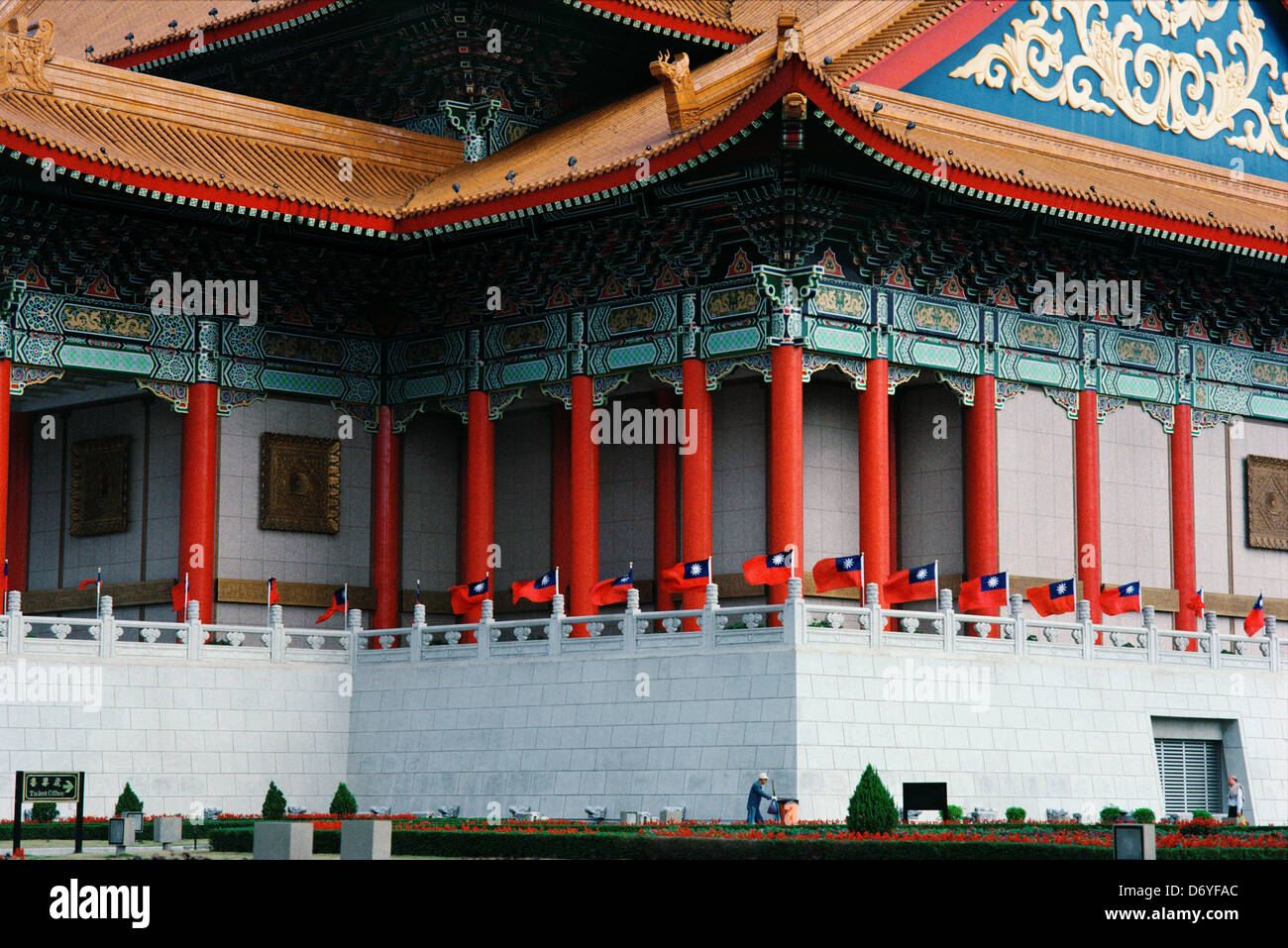 Niedrigen Winkel Ansicht der Fahnen auf dem Balkon des Nationaltheaters, Taipei, Taiwan Stockfoto