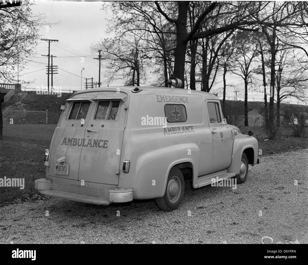Ein historisches Foto eines Krankenwagens, aufgenommen von Adolph B. Rice Studio. Das Bild zeigt den Rettungsdienst, der für die medizinische Notfallversorgung in Richmond, Virginia, eingesetzt wird und kritische Transporte für medizinische Notfälle anbietet. Stockfoto