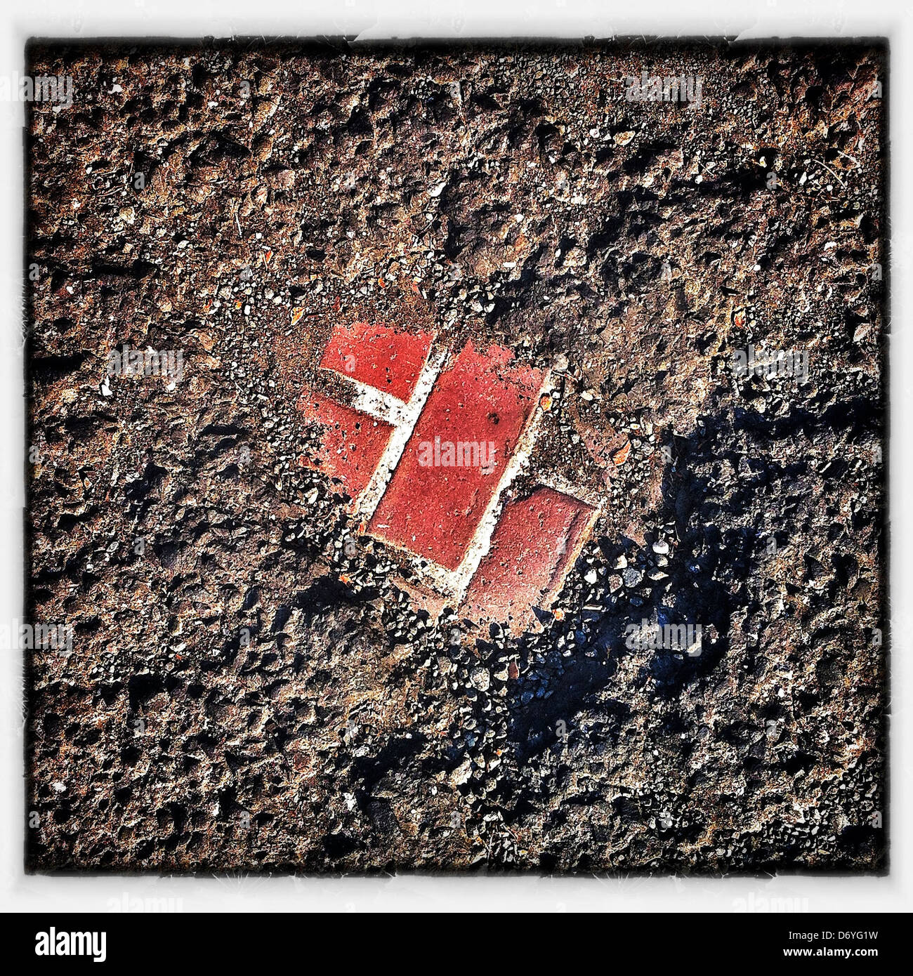 Ziegel zeigen sich durch Schmutz - Smartphone-aufgenommenes Stockfoto