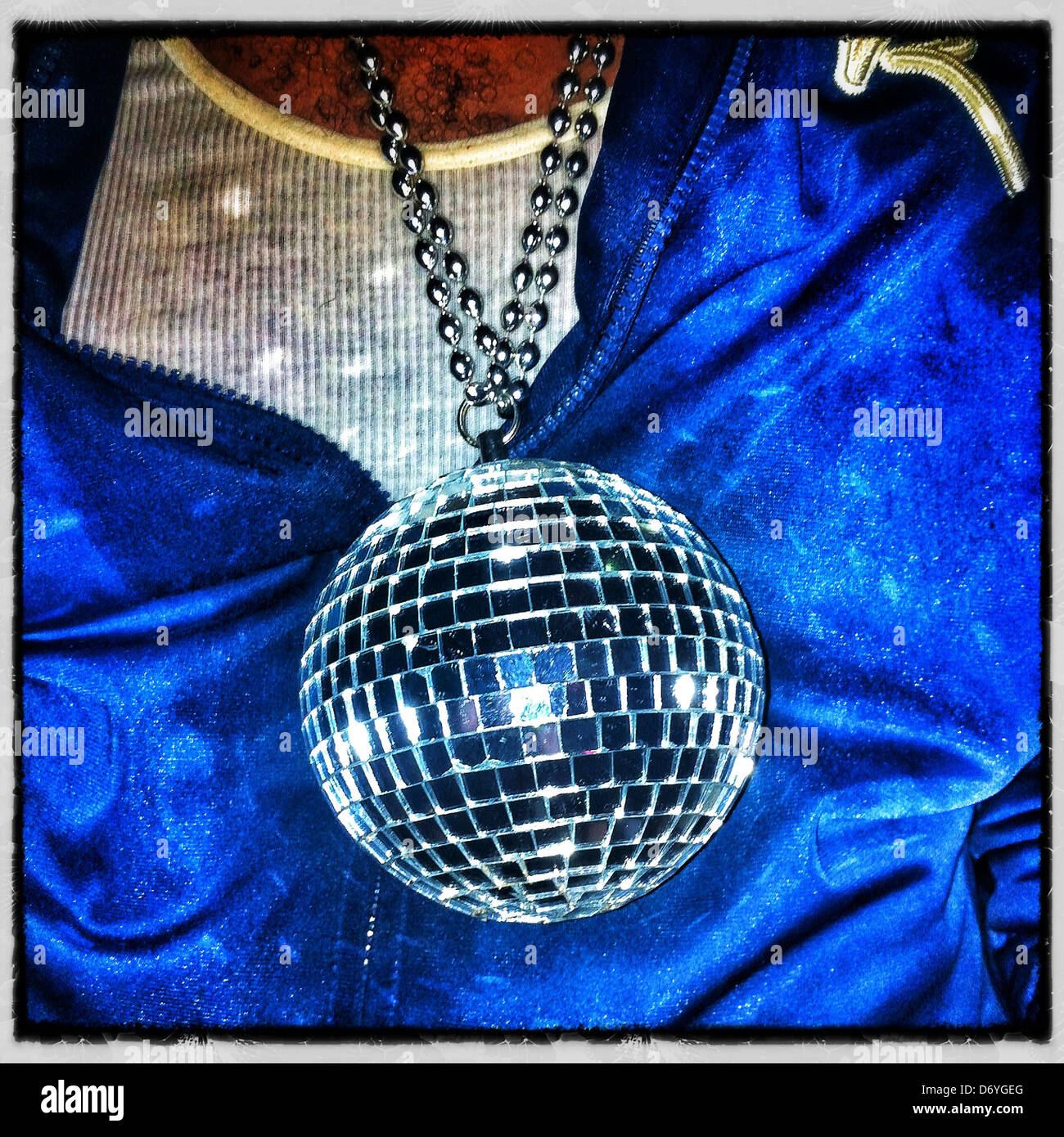 Nahaufnahme von Disco-Kugel Halskette - Smartphone-aufgenommenes Stockfoto