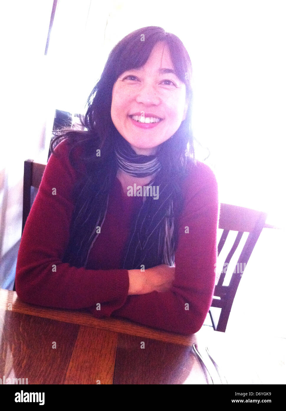 Lächelnde Japanerin - Smartphone-aufgenommenes Stockfoto