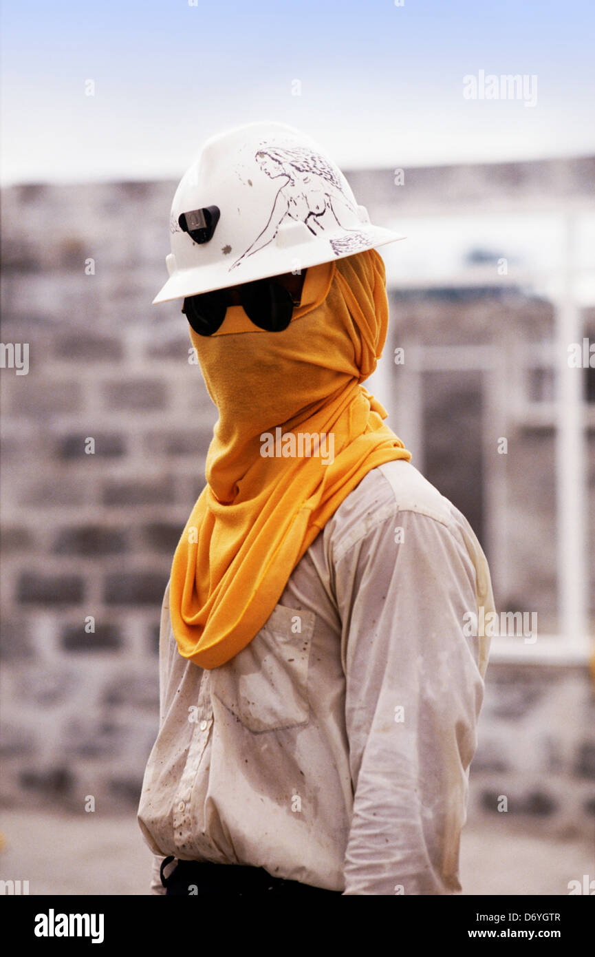 Mann mit harten Hut verziert Zeichnung Frau Sonnenbrille gelbe Tuch über  Gesichtsschutz während Bergbau Irian Jaya-Neu-Guinea Stockfotografie - Alamy