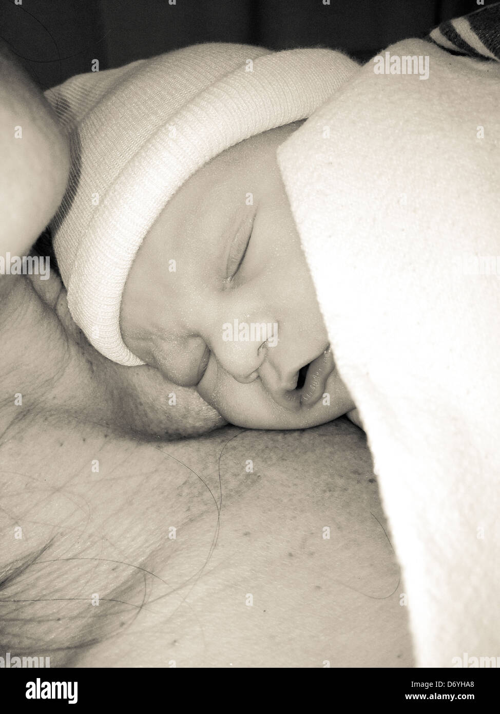 Kaukasische Baby schläft auf Mutters Brust - Smartphone-aufgenommenes Stockfoto