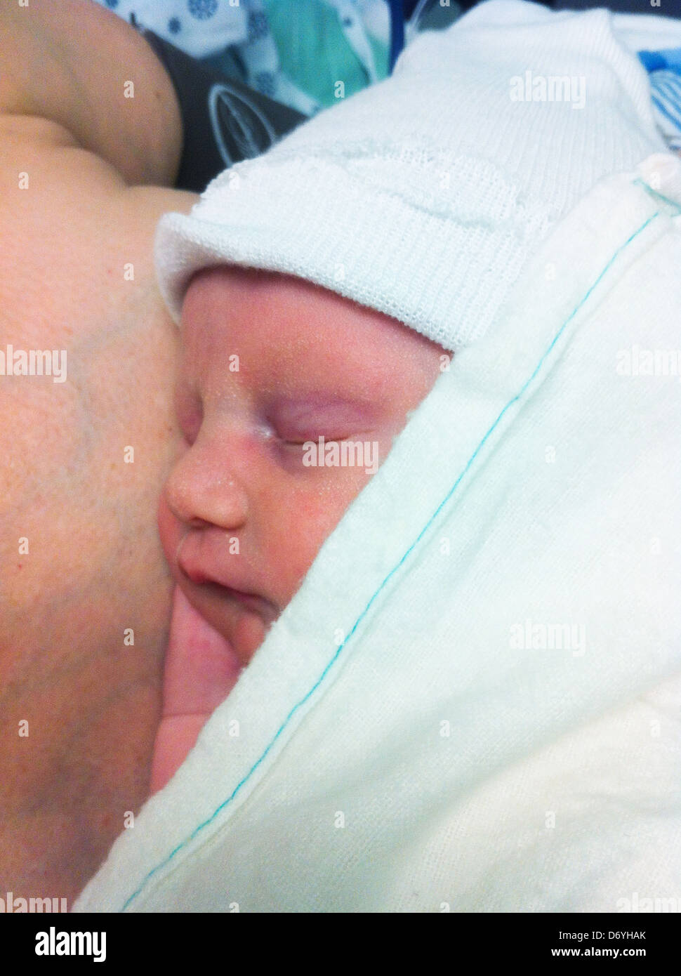 Kaukasische Baby schläft auf Mutters Brust - Smartphone-aufgenommenes Stockfoto