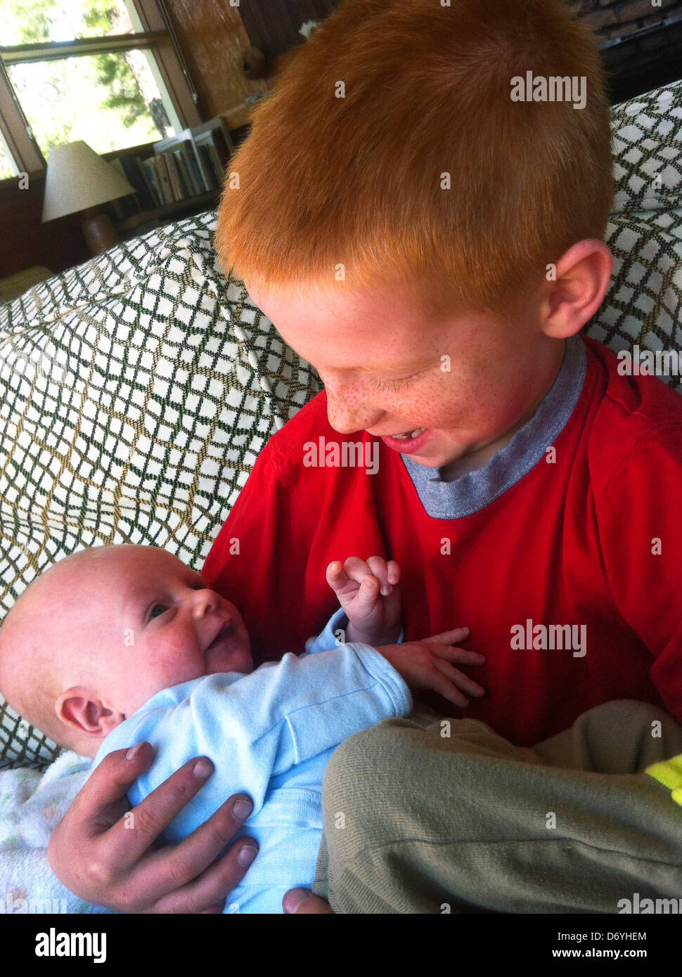 Kaukasischen jungen halten baby - Smartphone-aufgenommenes Stockfoto