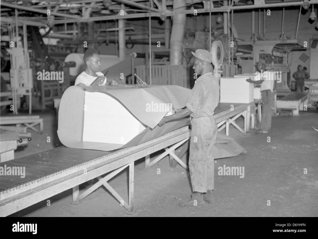 Dieses Foto zeigt einen afroamerikanischen Arbeiter in Hopewell, Virginia, der bei der United Mine Workers of America (UMWA) beschäftigt ist. Das Bild spiegelt die Beteiligung der Afroamerikaner an der industriellen Arbeitswelt in der Mitte des 20. Jahrhunderts wider. Stockfoto