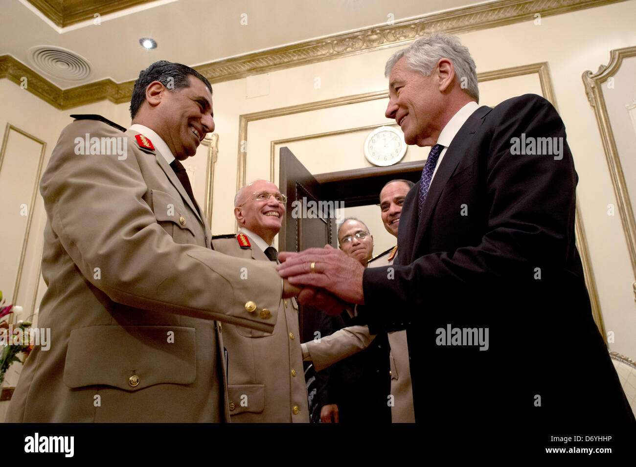 US-Verteidigungsminister Chuck Hagel trifft mit ägyptischen Minister für Verteidigung, Abdel Fatah Saeed Al Sisy 24. April 2013 in Kairo, Ägypten. Hagel ist in Ägypten auf einer sechstägigen Reise in den Nahen Osten. Stockfoto