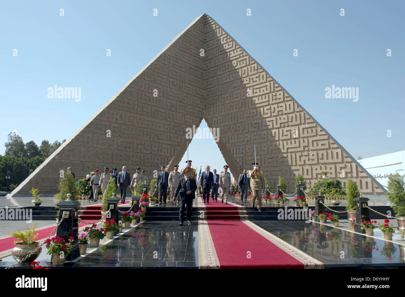 US-Verteidigungsminister Chuck Hagel an einer Kranzniederlegung am Grab des unbekannten Soldaten 24. April 2013 in Kairo beteiligt ist. Hagel ist in Ägypten auf einer sechstägigen Reise in den Nahen Osten. Stockfoto