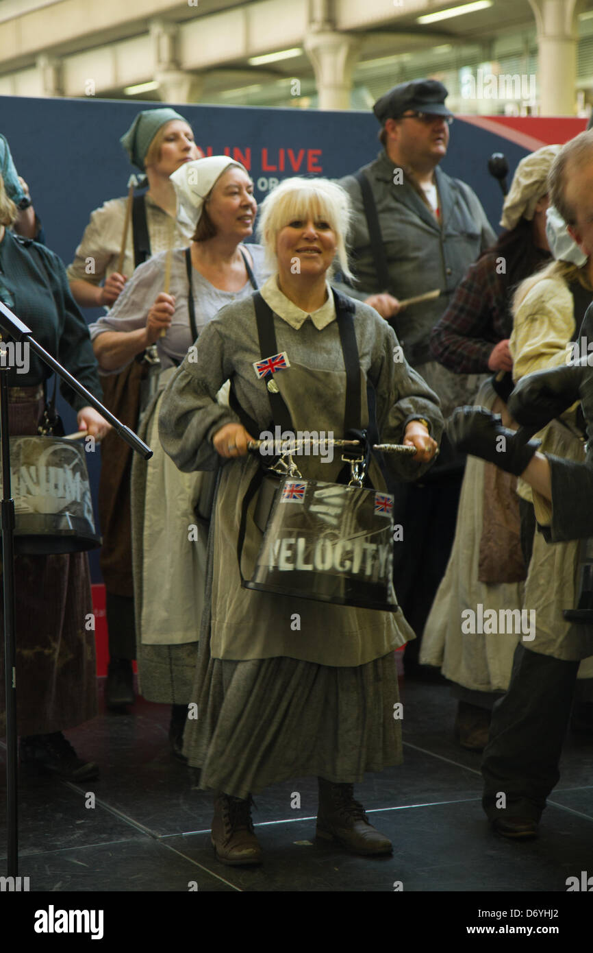 London, UK. 25. April 2013. London 2012 Olympische Zeremonien Pandemonium Trommler bei der "Our Big Gig" Einführung in St Pancras Station, London, UK. Bildnachweis: Elsie Kibue/Alamy Live-Nachrichten Stockfoto