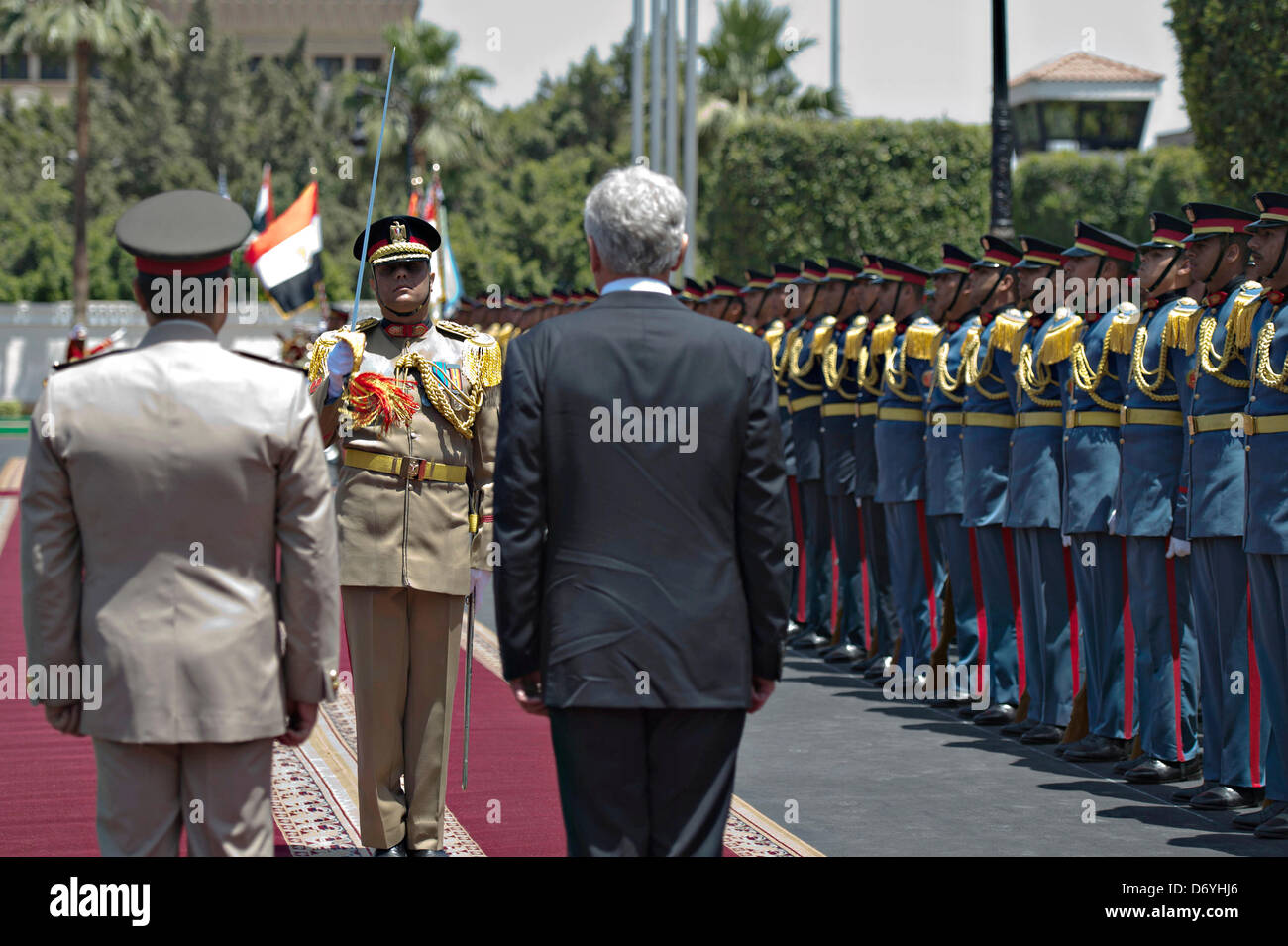 US-Verteidigungsminister Chuck Hagel an einer Kranzniederlegung am Grab des unbekannten Soldaten 24. April 2013 in Kairo beteiligt ist. Hagel ist in Ägypten auf einer sechstägigen Reise in den Nahen Osten. Stockfoto