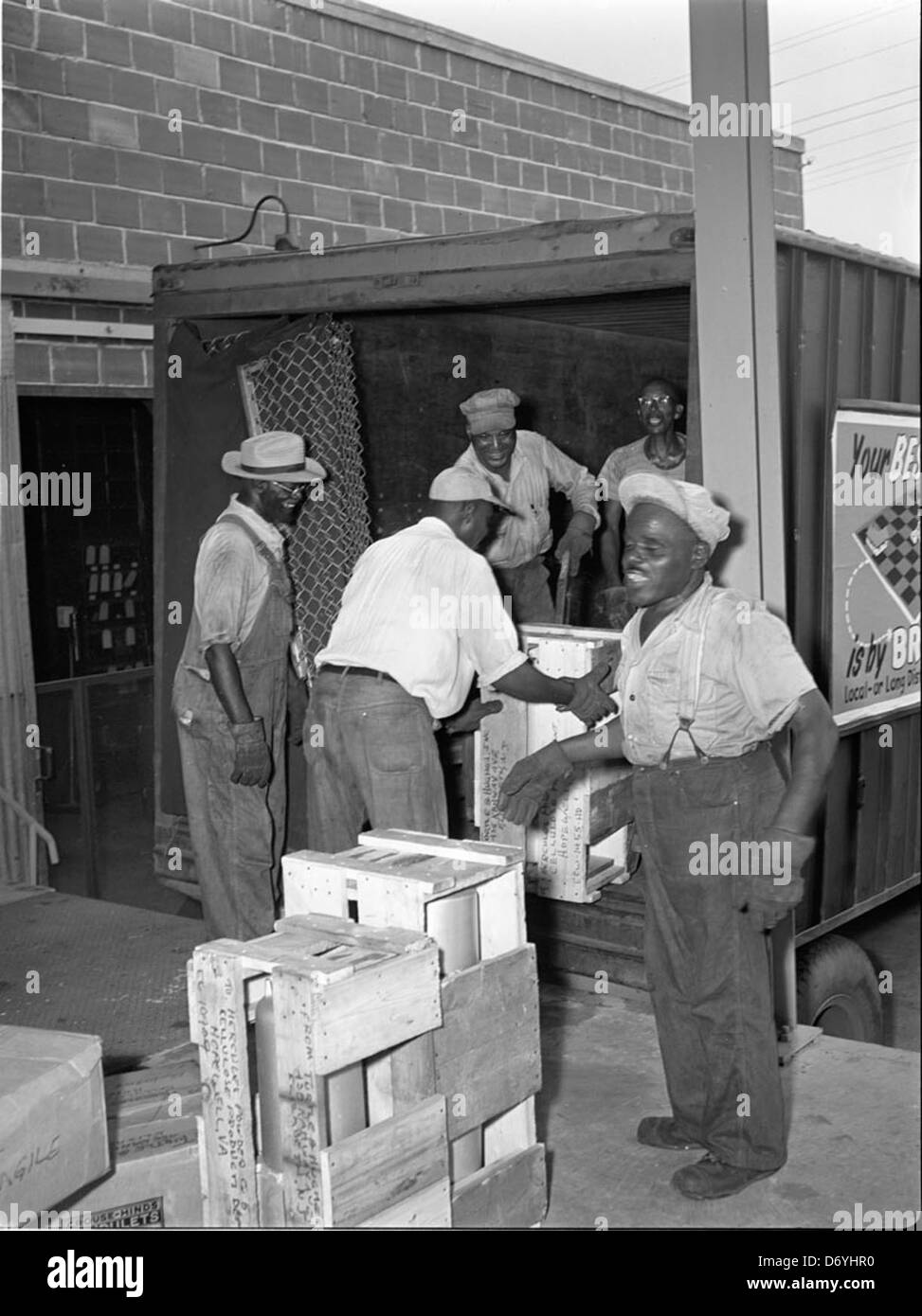 Ein Foto eines afroamerikanischen Arbeiters in Hopewell, Virginia, aufgenommen von der Library of Virginia. Dieses Bild zeigt ein Mitglied der United Mine Workers of America (UMWA) bei industriellen Arbeiten. Stockfoto