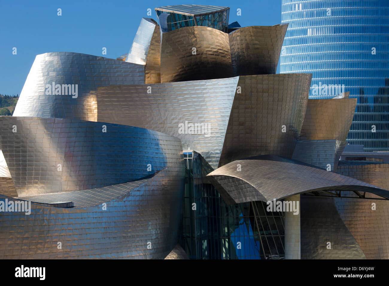 Der Architekt Frank Gehry Guggenheim Museum futuristisches Design in Titan und Glas und Iberdrola Tower hinter in Bilbao, Spanien Stockfoto
