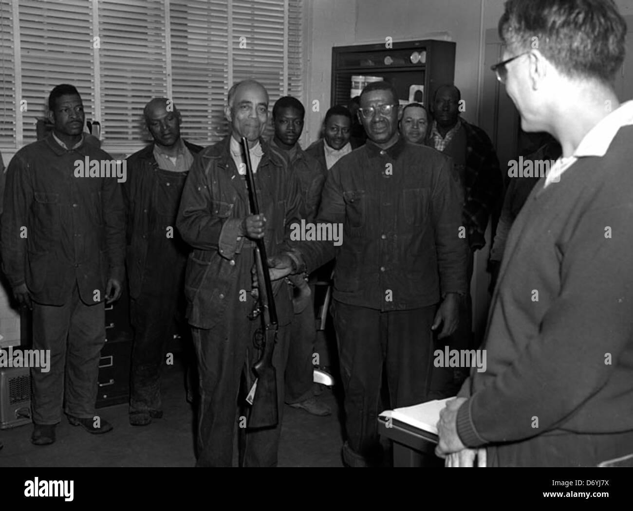 Dieses Foto markiert den Rücktritt von John Stewart, einem afroamerikanischen Arbeiter aus Hopewell, Virginia. Er arbeitete in der United Mine Workers of America union und in der Chemiefabrik, wo er viele Jahre lang zur industriellen Belegschaft beitrug. Stockfoto