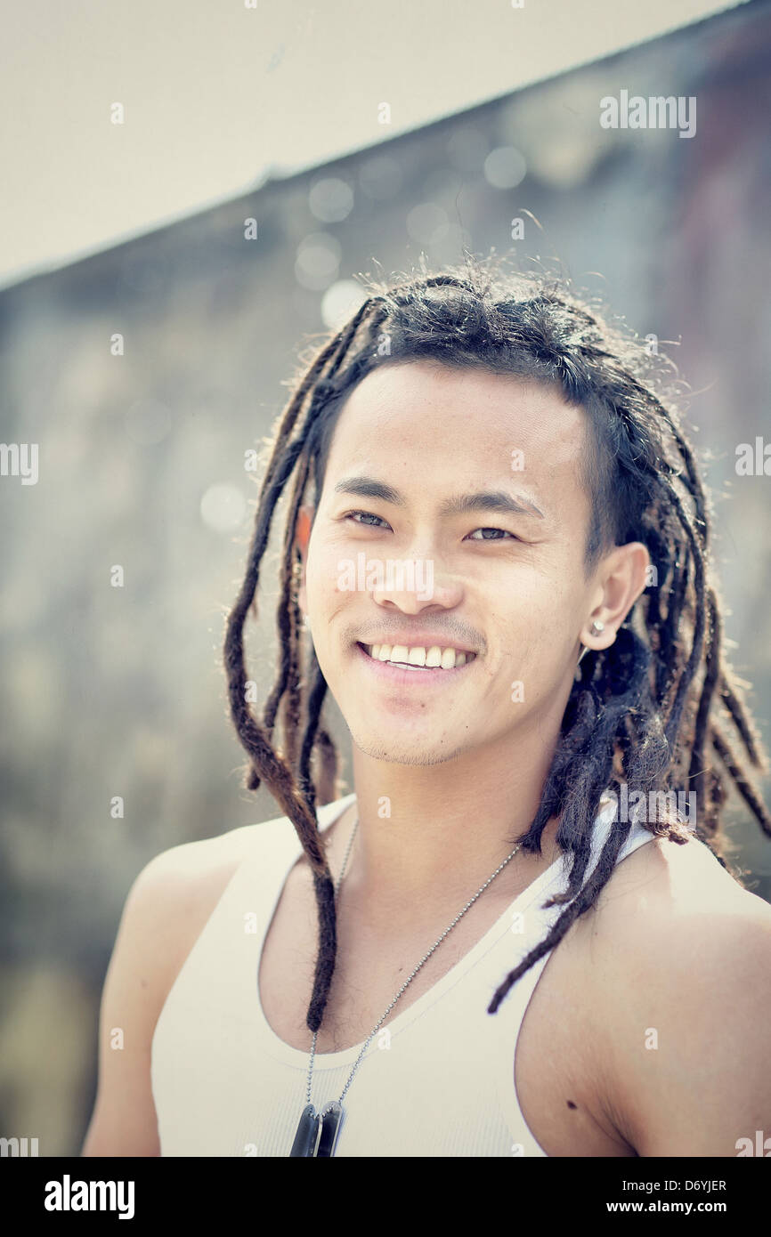 Lächelnder chinesischen Mann mit dreadlocks - Smartphone-aufgenommenes Stockfoto