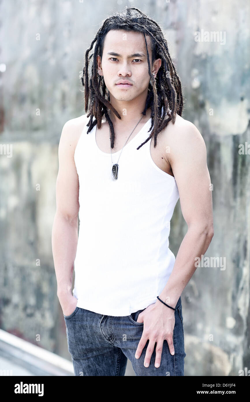 Schweren chinesischen Mann mit dreadlocks - Smartphone-aufgenommenes Stockfoto