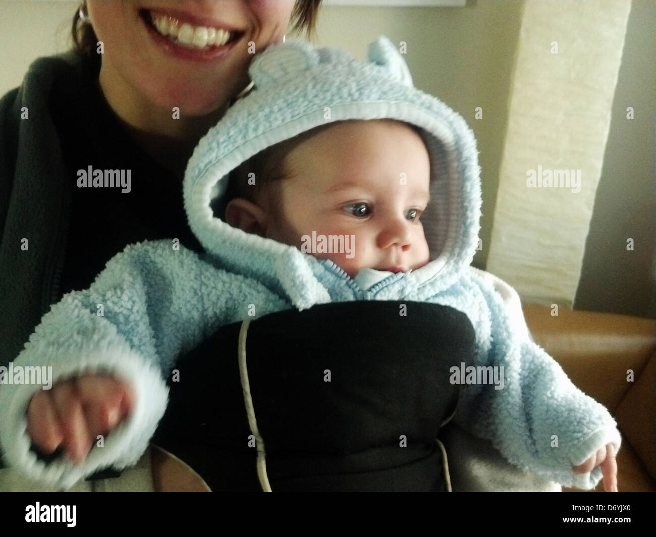 Kaukasische Mutter mit Baby im Vordergrund packen - Smartphone-aufgenommenes Stockfoto