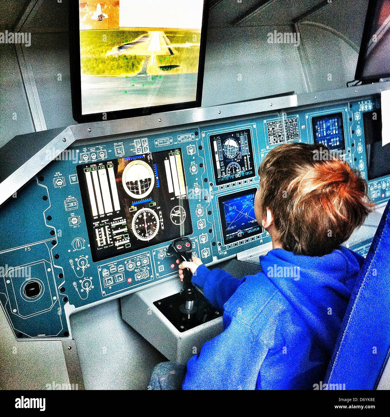 Kaukasische junge auf Space Shuttle Simulator üben - Smartphone-aufgenommenes Stockfoto