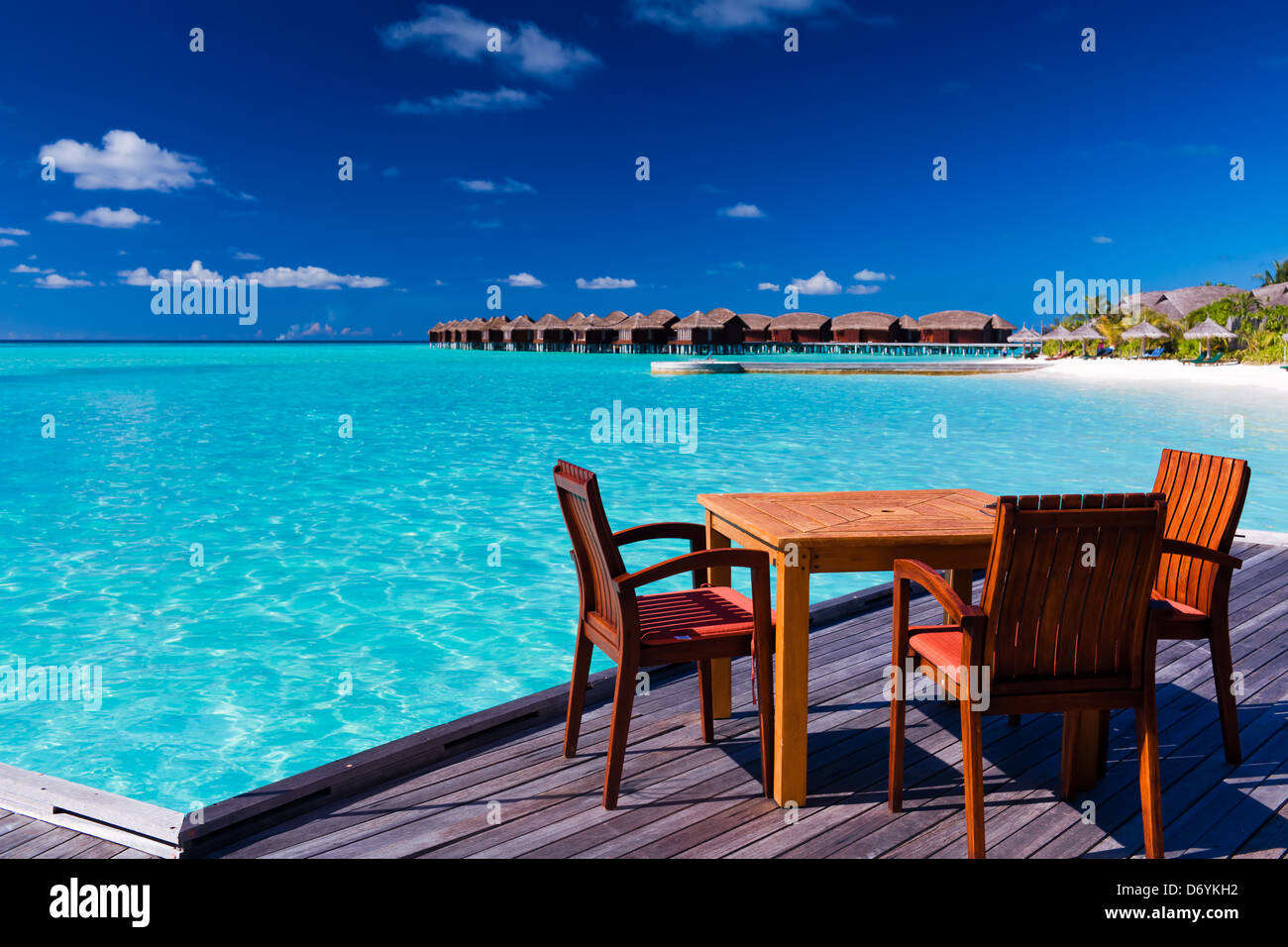 Tisch und Stühle im tropischen Strandrestaurant Stockfoto