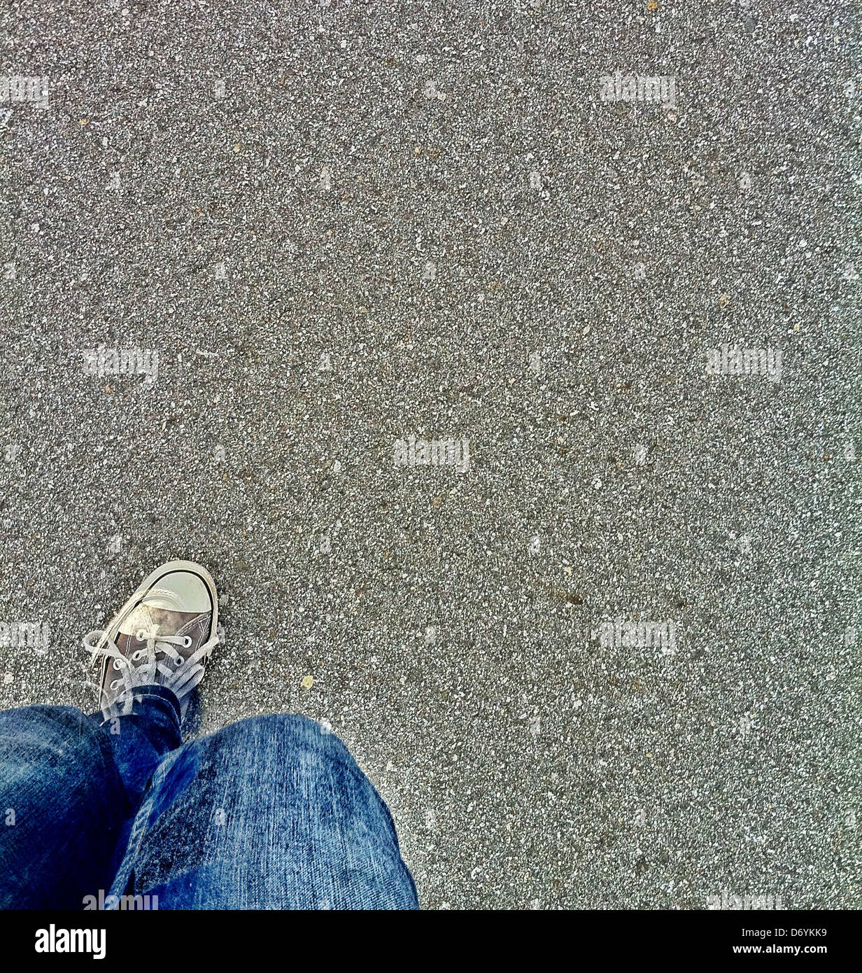 Person zu Fuß auf sand - Smartphone-aufgenommenes Stockfoto