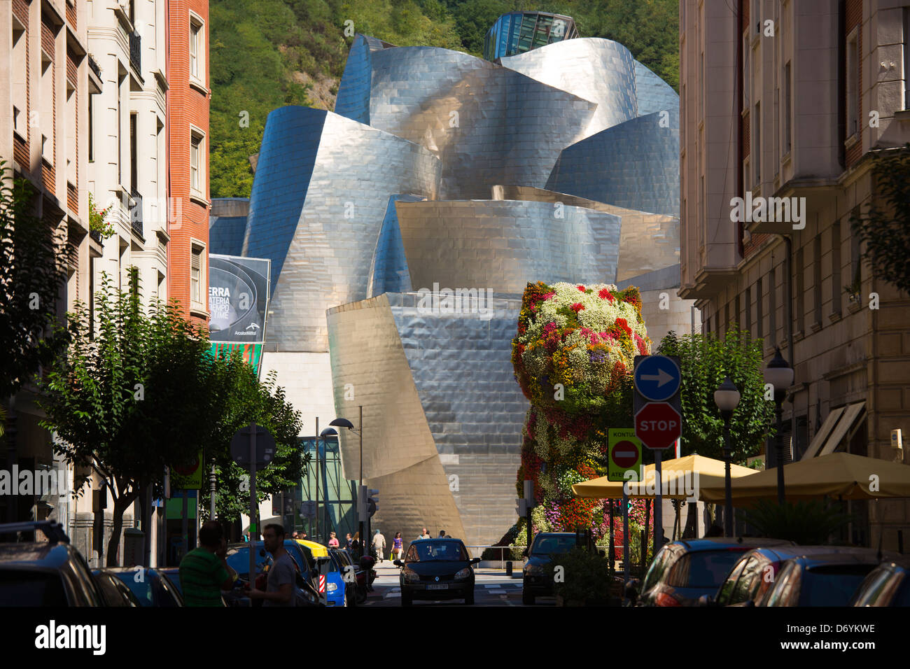 Der Architekt Frank Gehry Guggenheim Museum futuristische Architektur mit Welpe Blume Funktion in Bilbao, Spanien Stockfoto