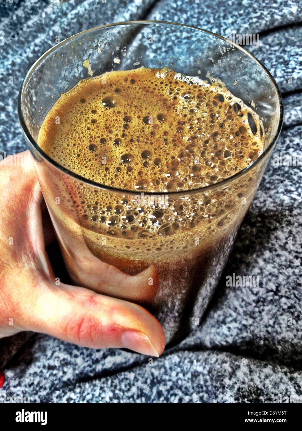 Hand mit Glas Gemüsesaft - Smartphone-aufgenommenes Stockfoto