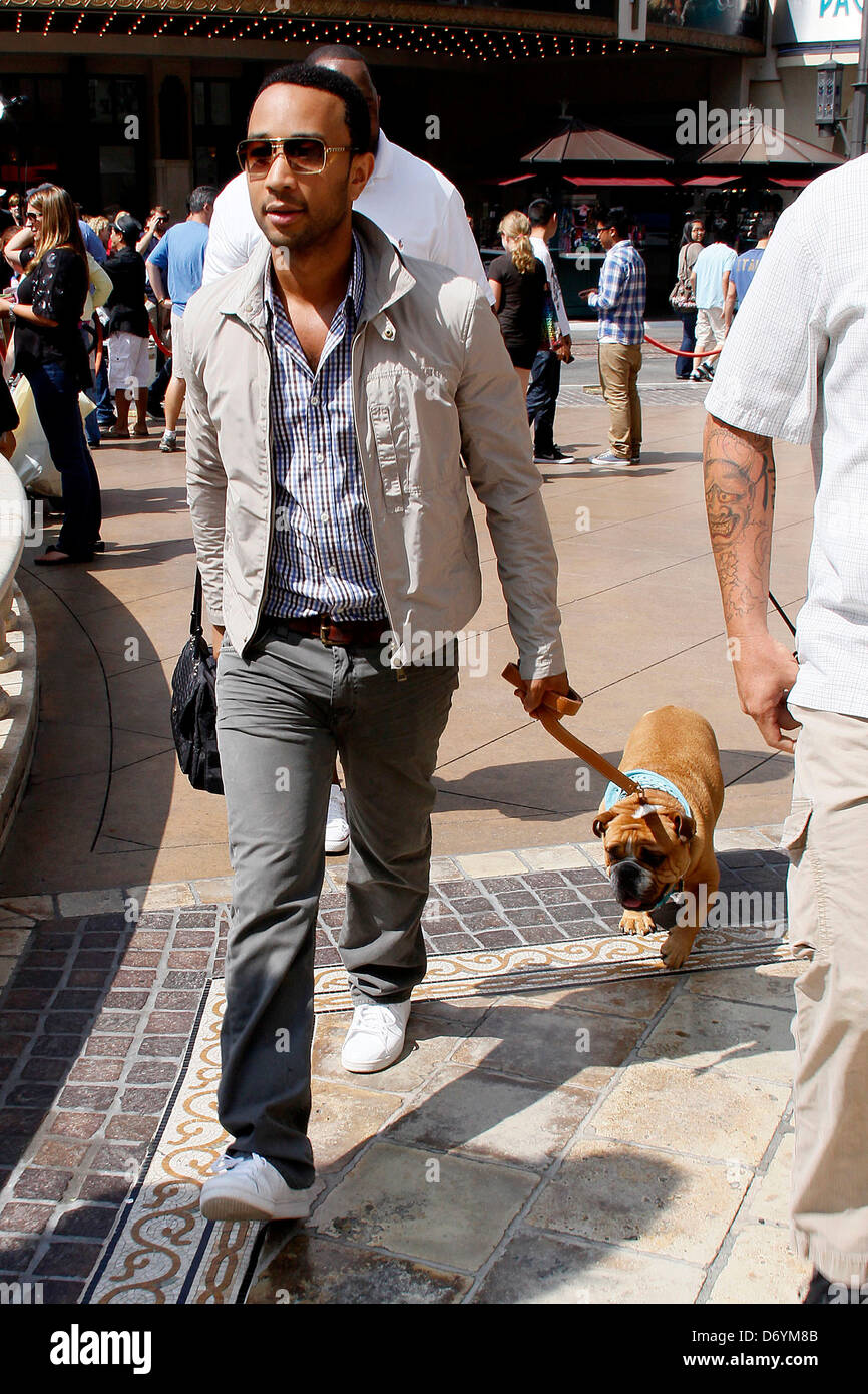 John Legend und seinem Hund im The Grove, ein Erscheinungsbild mit Mario Lopez für die Unterhaltung TV-Nachrichtensendung zu Filmen Stockfoto