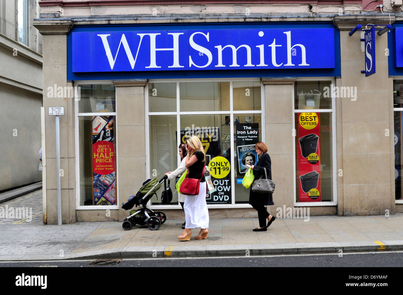 Zwei Frauen gehen vorbei an WHSmith-Shop in Richmond. London, UK. Stockfoto