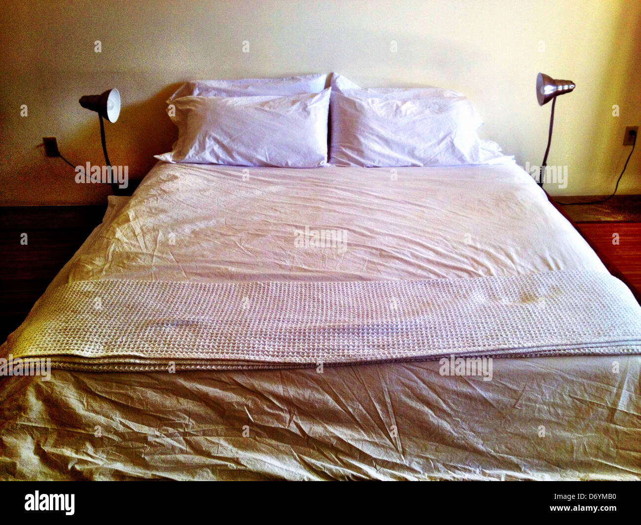 Gefaltete Decke am Ende des Bettes - Smartphone-aufgenommenes Stockfoto